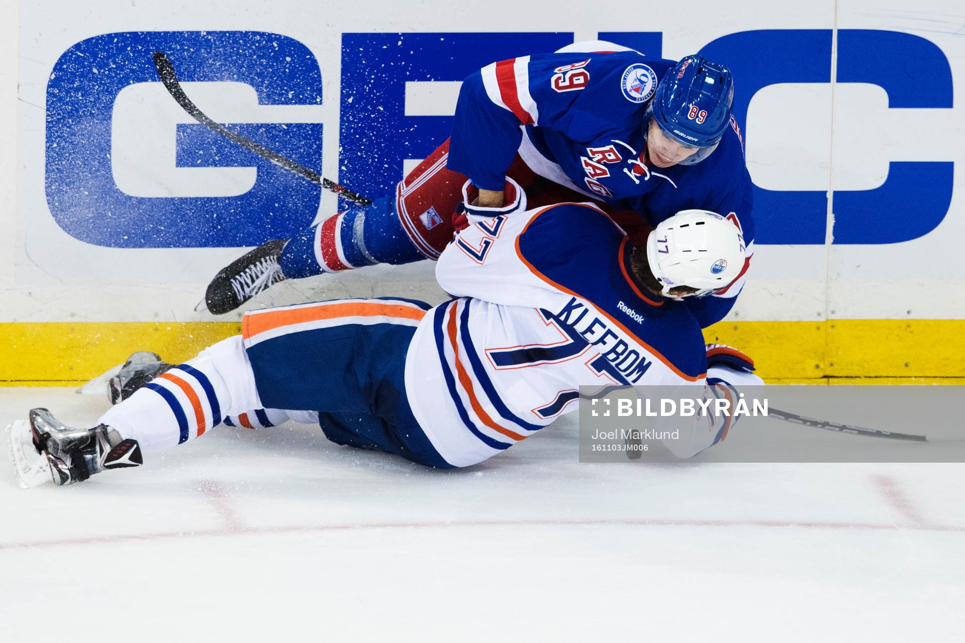 Edmontons Pavel Buchnevich tacklas av Edmontons Oscar