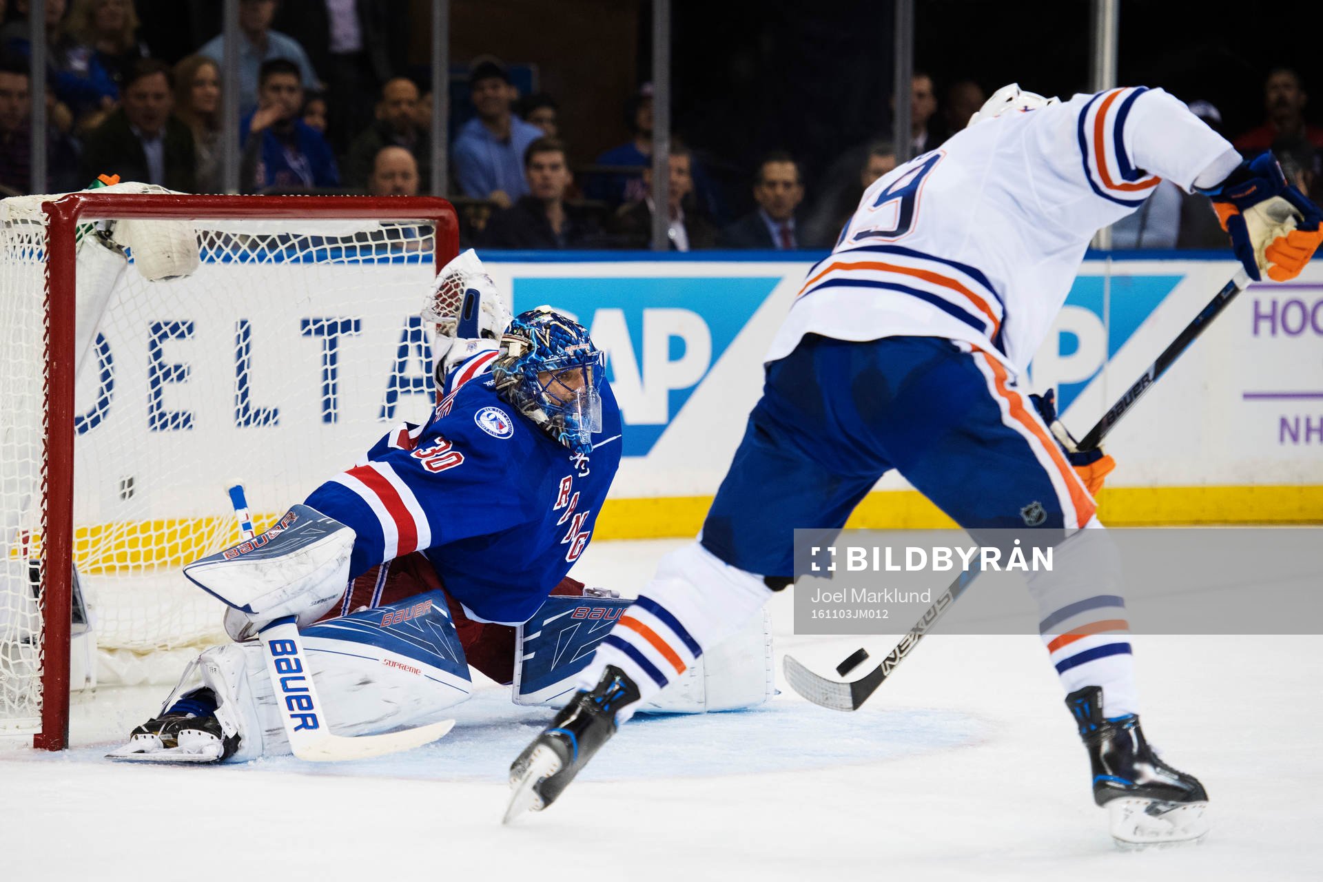New Yorks målvakt Henrik Lundqvist släpper in 1-2 från