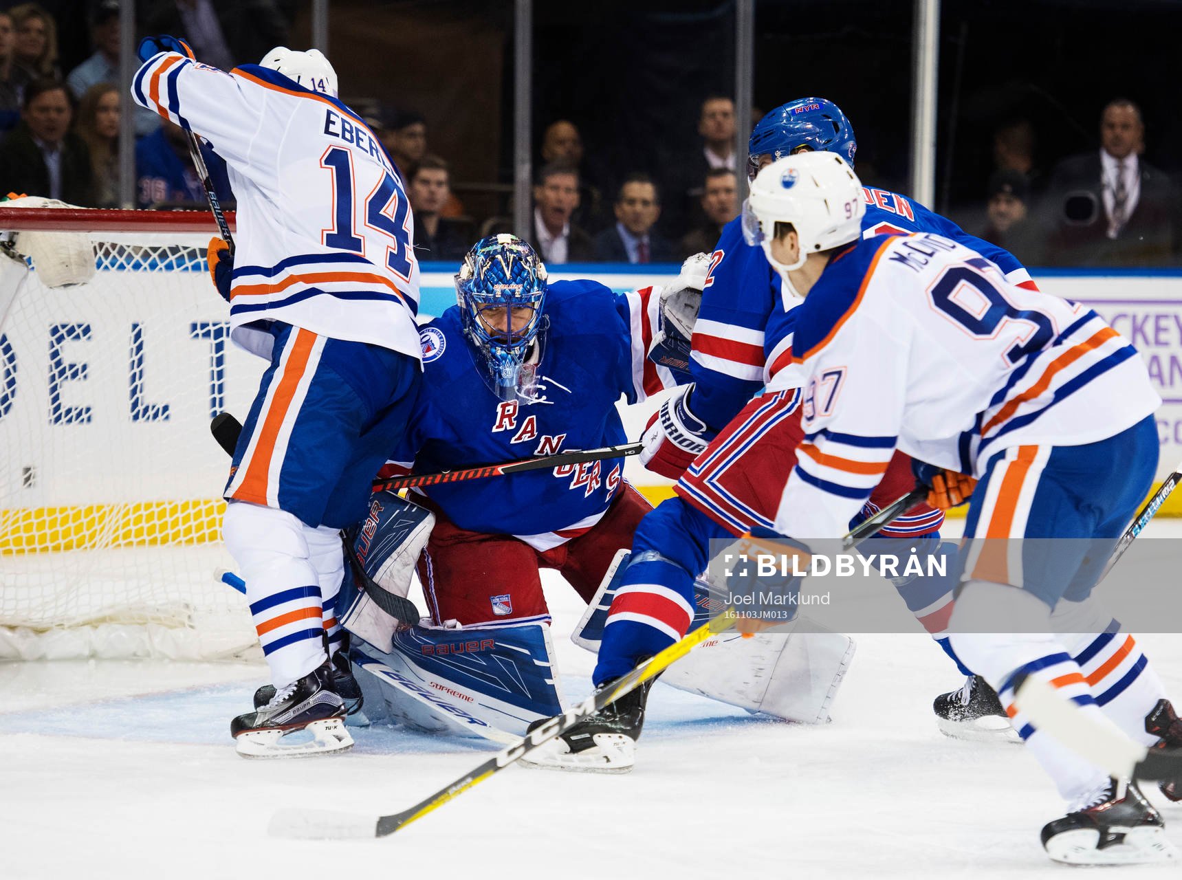 New Yorks målvakt Henrik Lundqvist utmanas av Edmontons