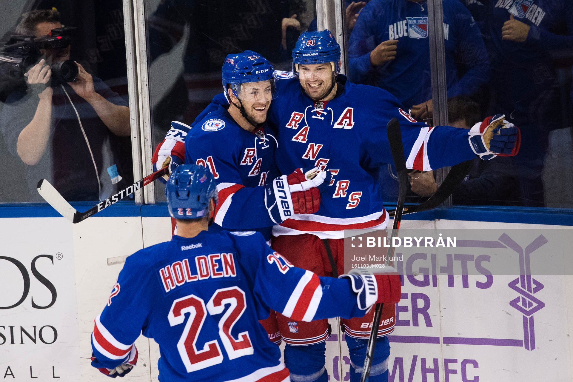 New Yorks Rick Nash (t h) jublar