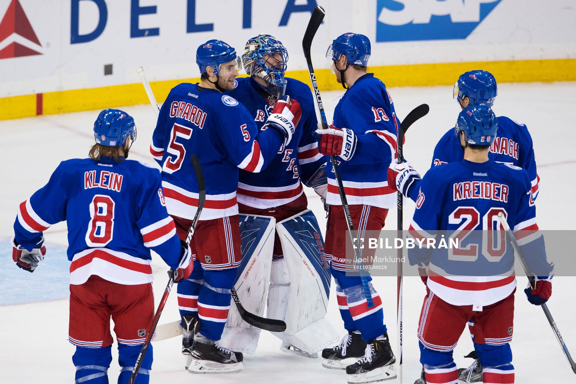 New Yorks målvakt Henrik Lundqvist jublar