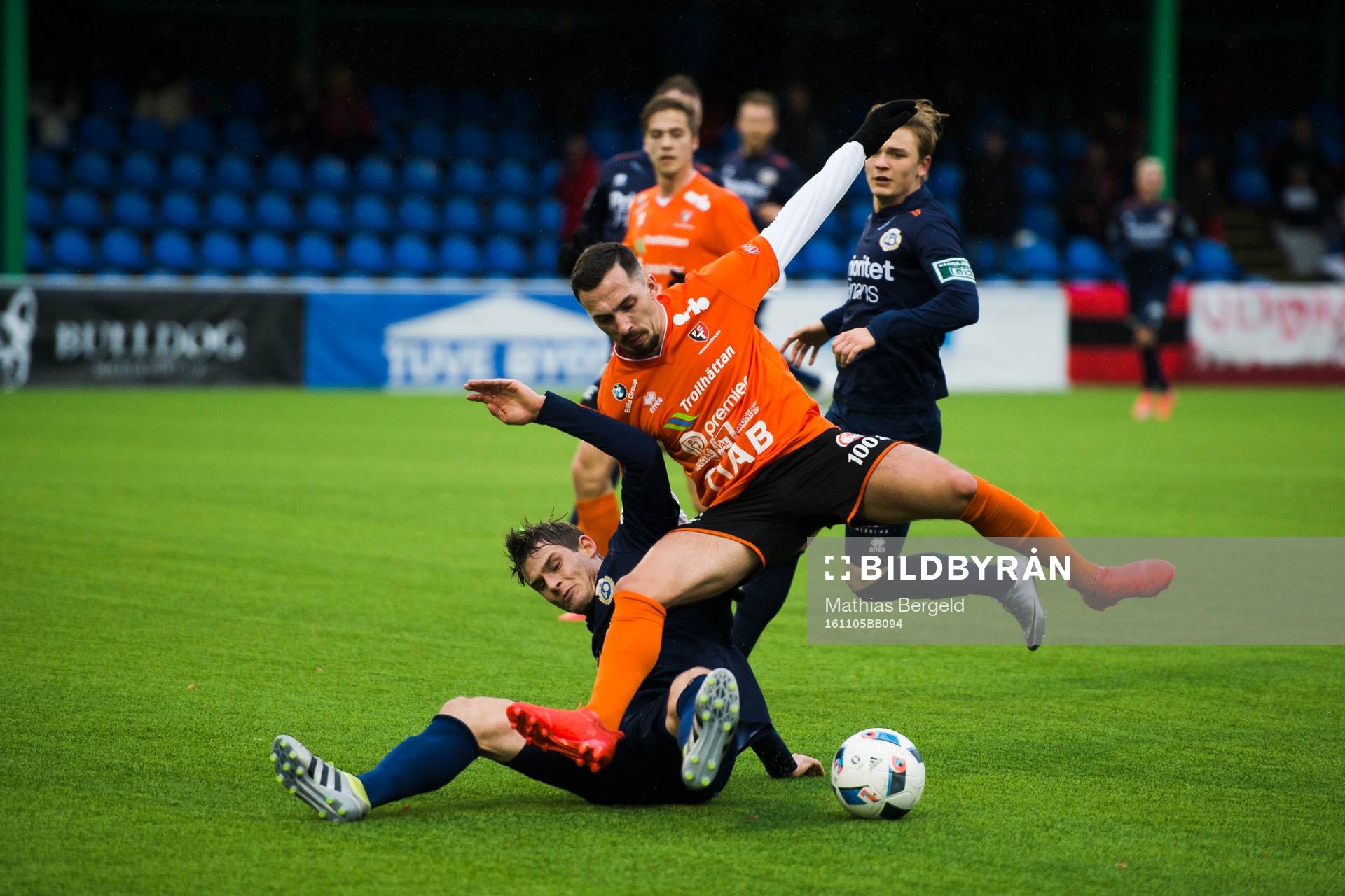 Utsiktens Adam Rosén glidtacklar Trollhättans Agon Beqiri under fotbollsmatchen i Division Ett Södra mellan Utsikten och Trollhättan den 5 November 2016 i Göteborg.