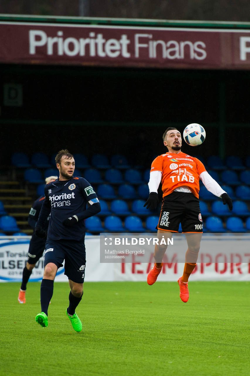 Utsiktens Niklas Olsson ser Trollhättans Agon Beqiri ta ner bollen under fotbollsmatchen i Division Ett Södra mellan Utsikten och Trollhättan den 5 November 2016 i Göteborg.