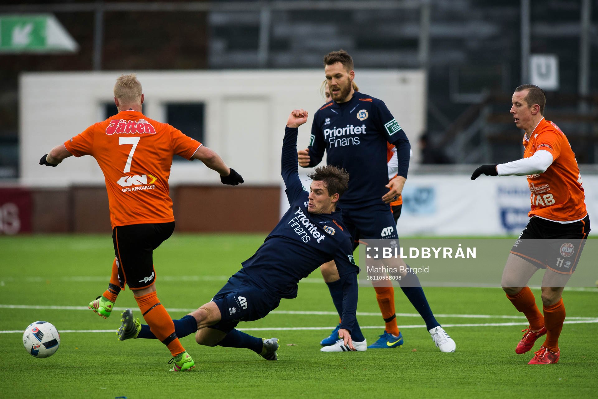 Trollhättans Jonathan Gustafsson glidtacklat av Utsiktens