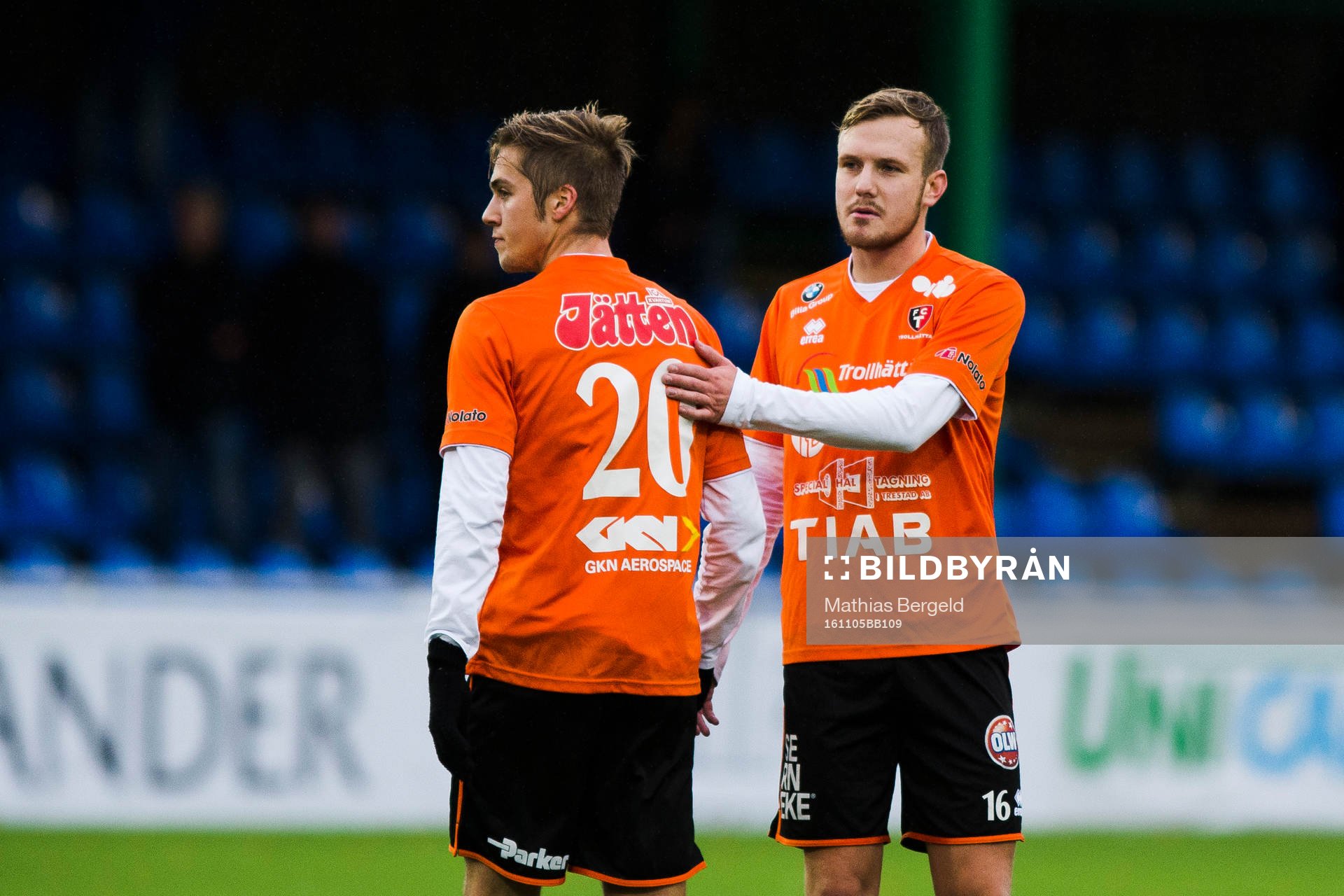 Trollhättans Tommie Vejlovic klappar Andreas Schmidt