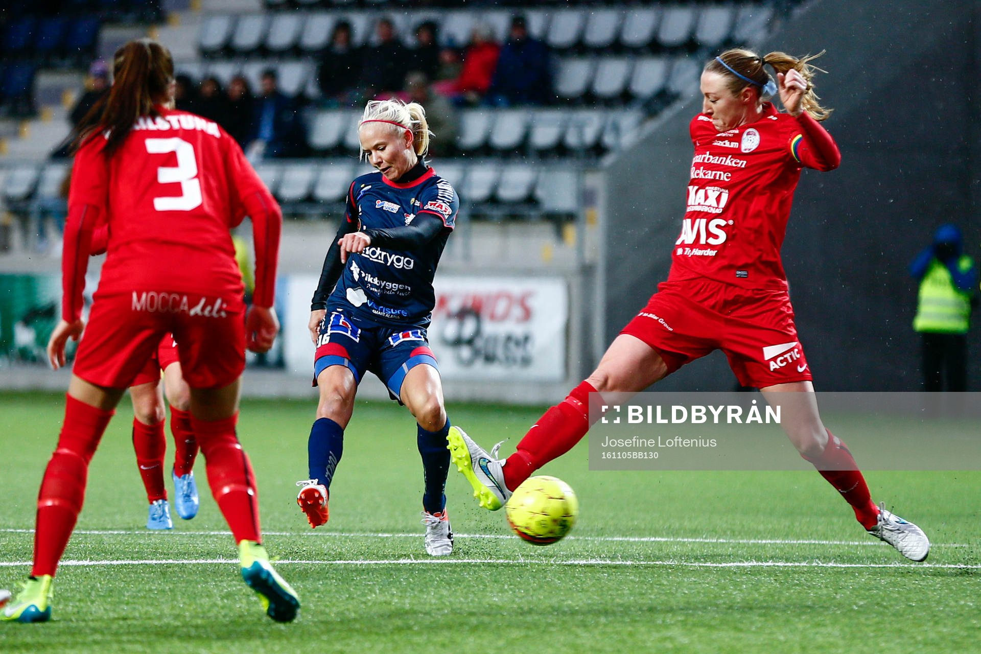 Linköpings Pernille Mosegaard Harder skjuter bollen till