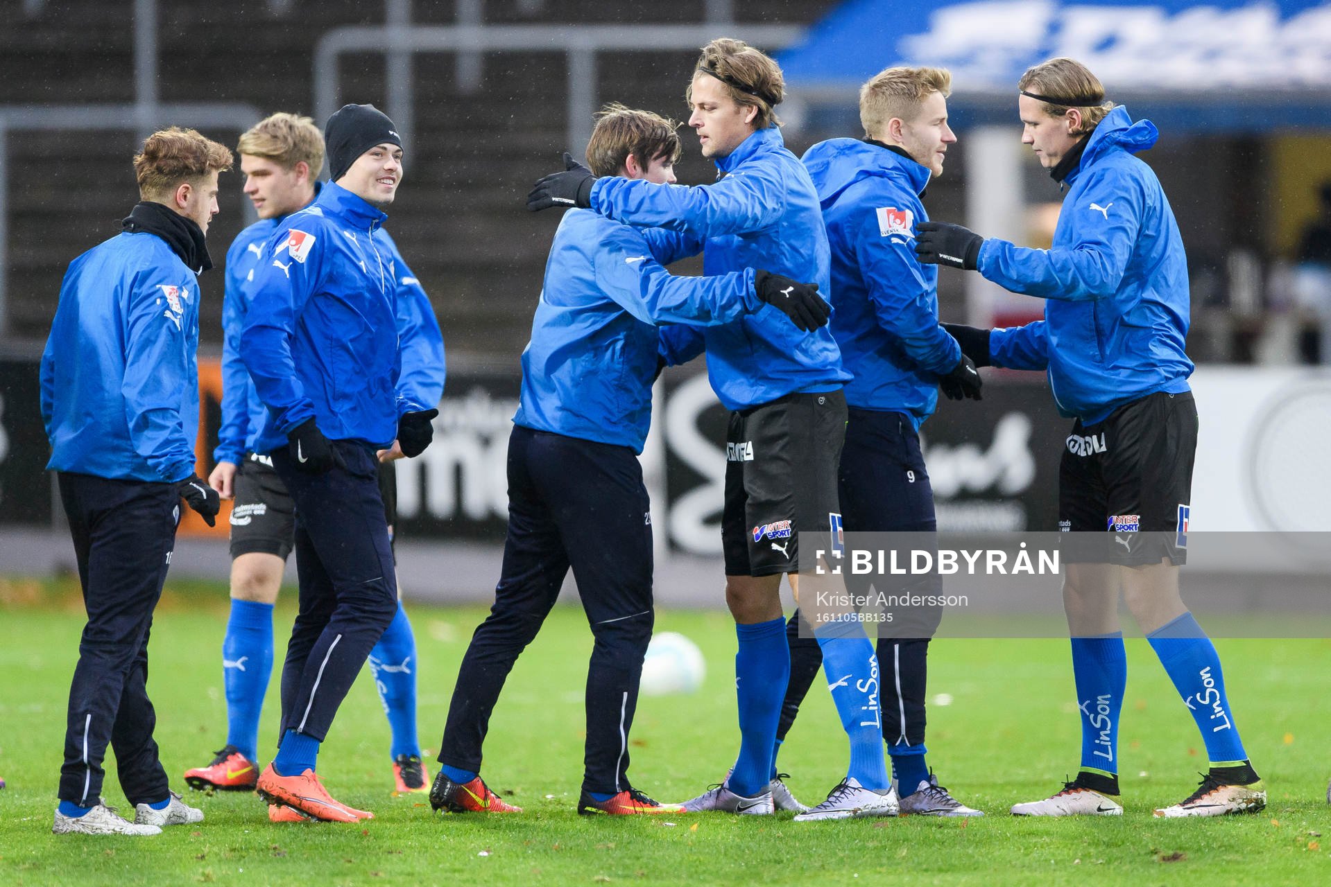 Halmstads spelare värmer upp före fotbollsmatchen i
