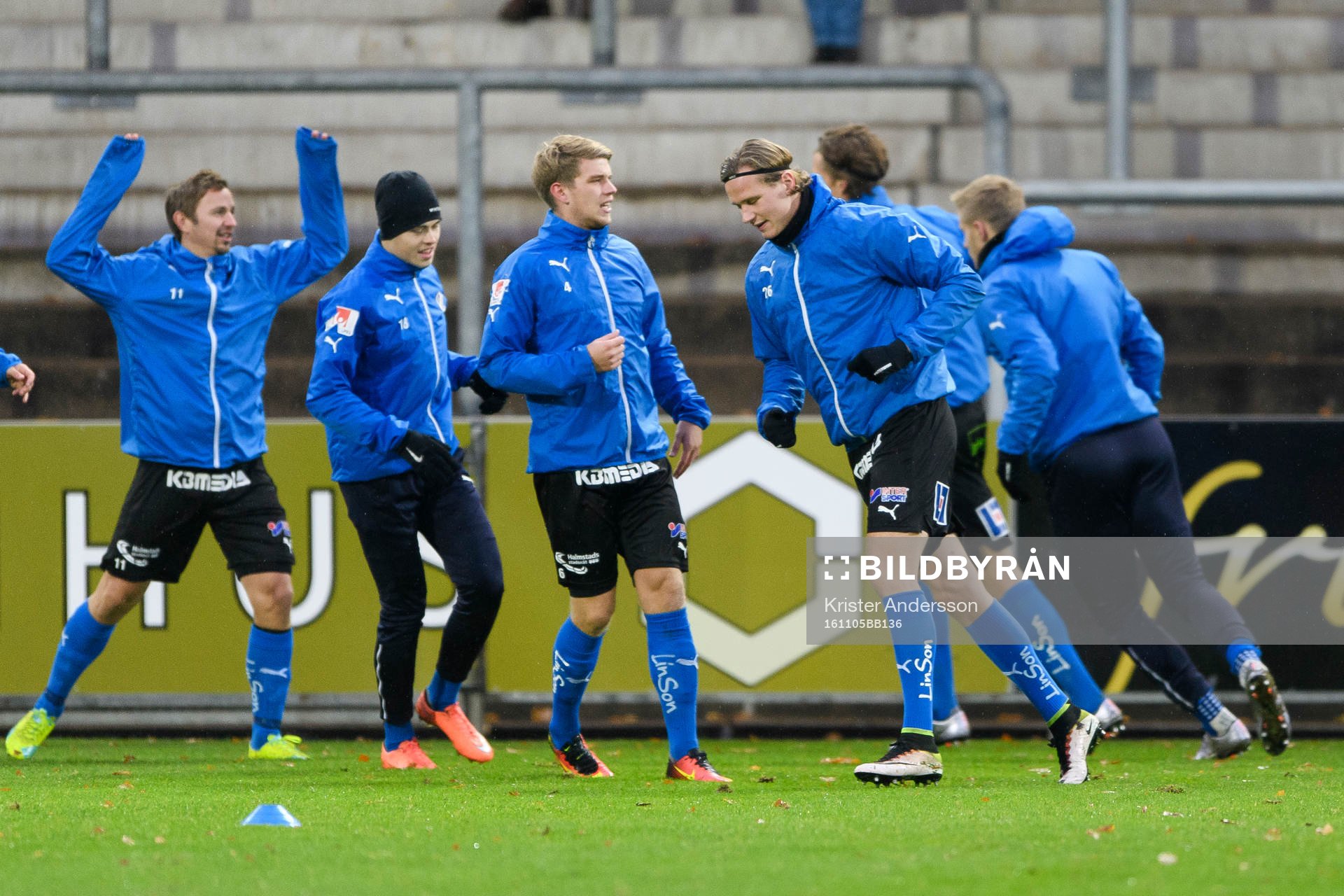 Halmstads spelare värmer upp före fotbollsmatchen i
