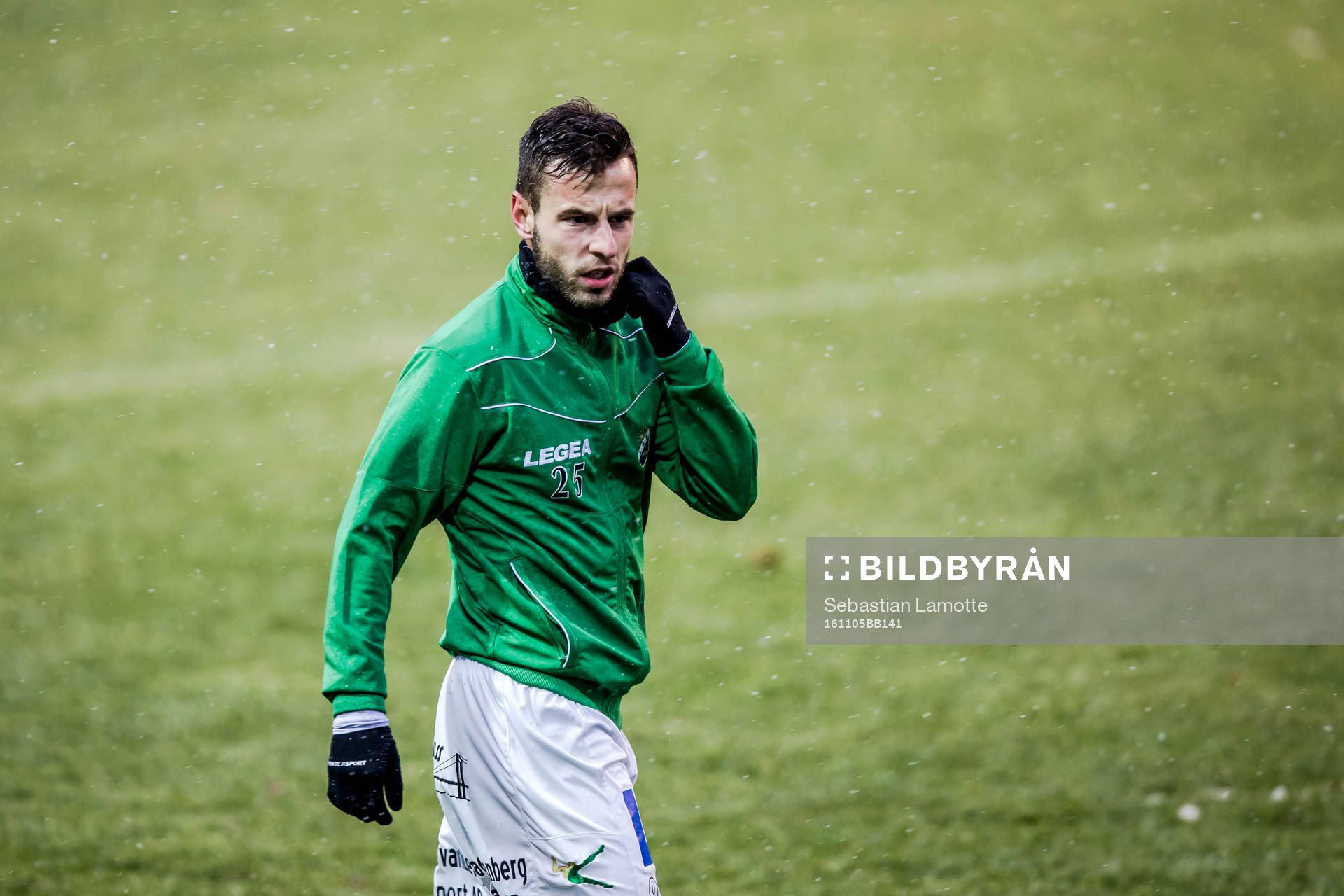 Ljungskiles Admir Bajrovic  värmer upp