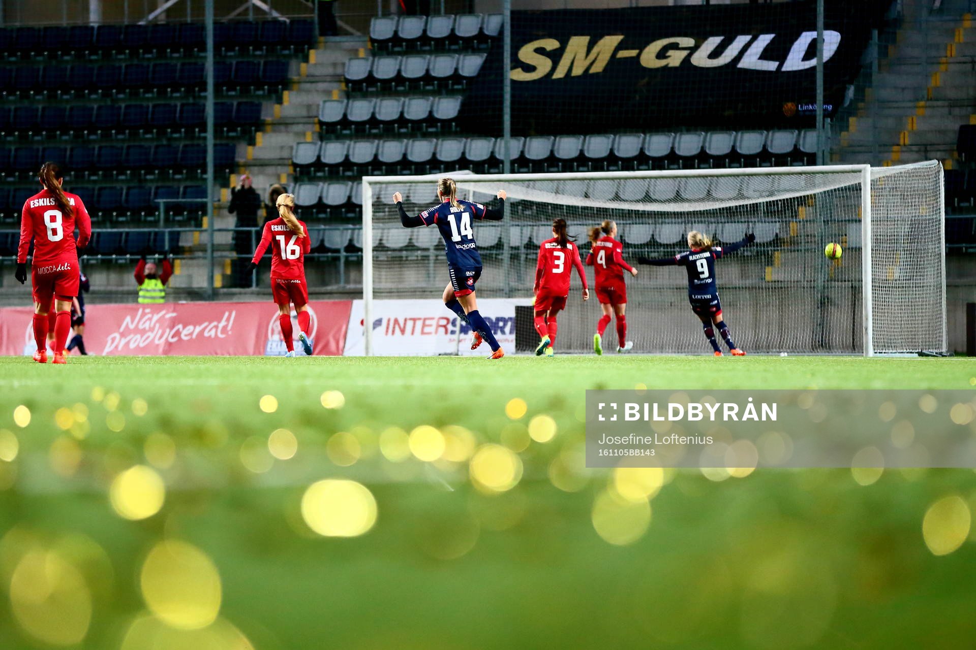Linköpings Fridolina Rolfö och Stina Blackstenius jublar efter att Jonna Andersson gjort sitt första mål i Damallsvenskan och 4-0 under fotbollsmatchen i Damallsvenskan mellan Linköping och Eskilstuna den 5 november 2016 i Linköping.