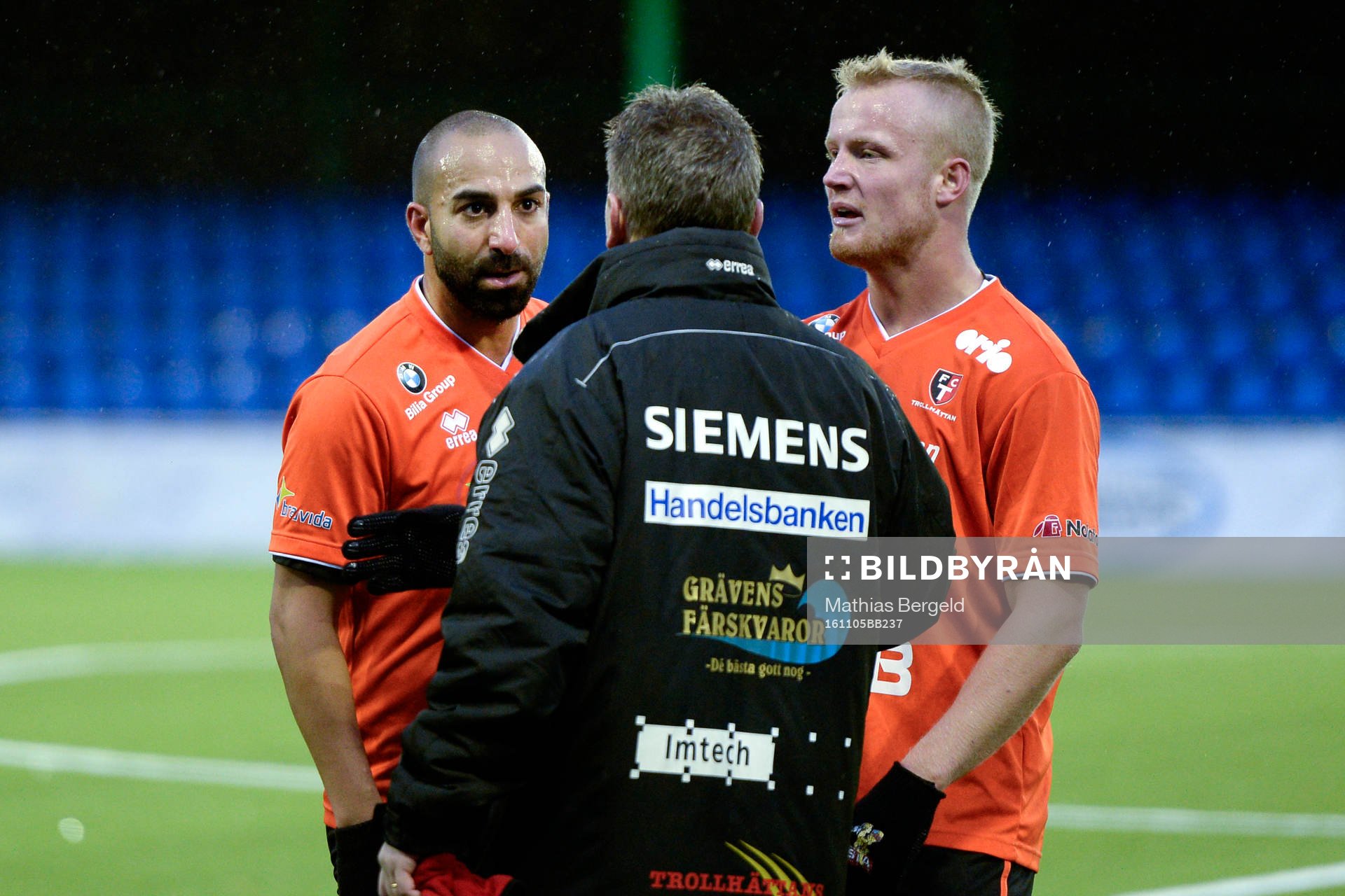 Trollhättans Josef Daud och Jonathan Gustafsson pratar med