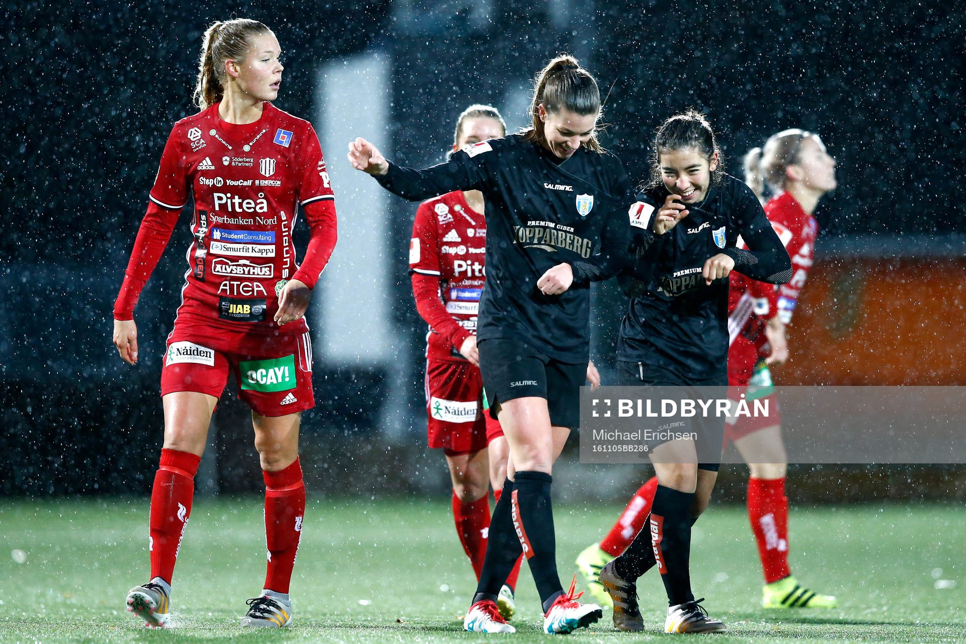 Göteborgs Pauline Hammarlund och Annahita Zamanian jublar