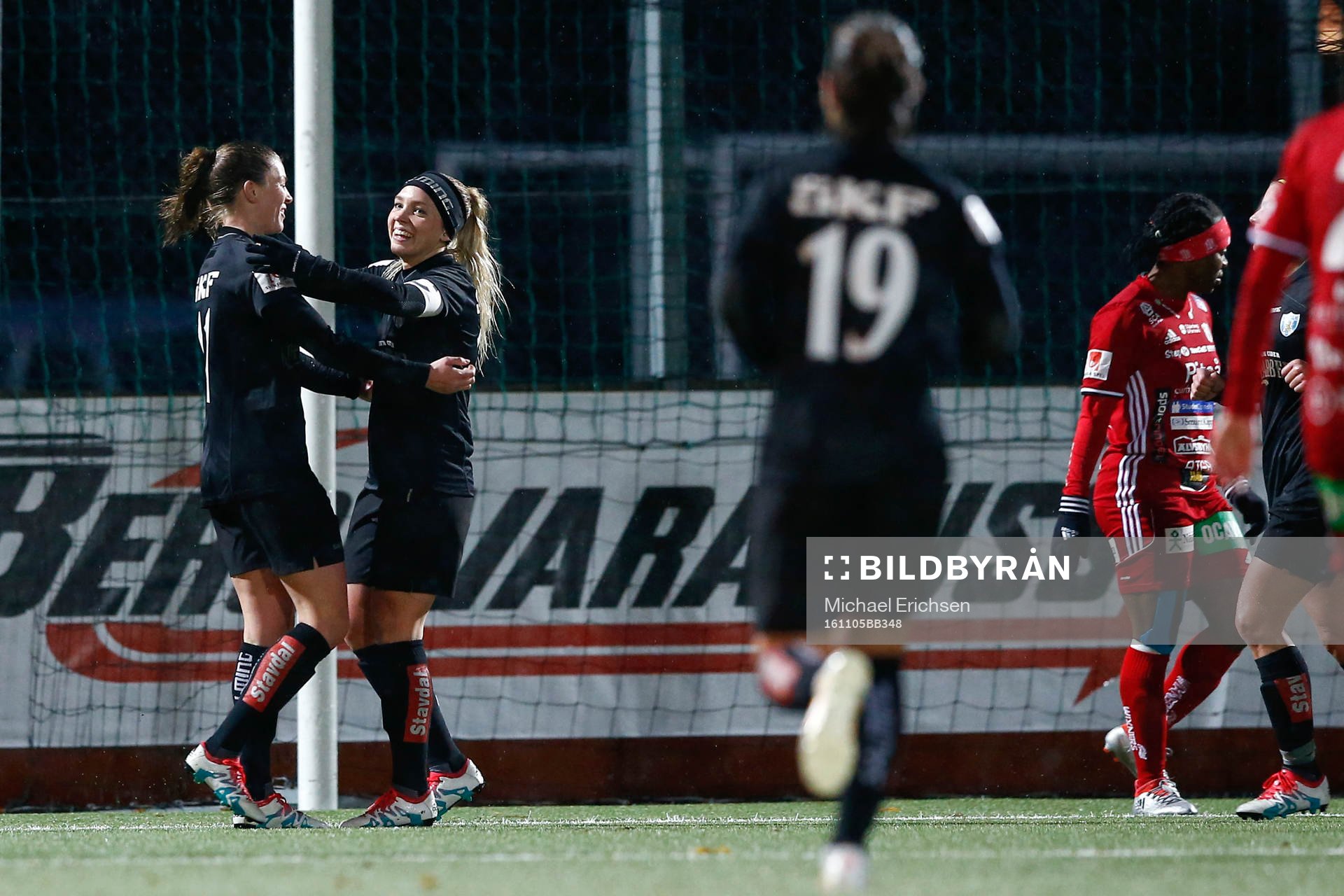 Göteborgs Pauline Hammarlund och Elin Rubensson jublar efter att Rubensson gjort 2-0 under fotbollsmatchen i Damallsvenskan mellan Kopparbergs Göteborg och Piteå den 5 november 2016 i Göteborg.