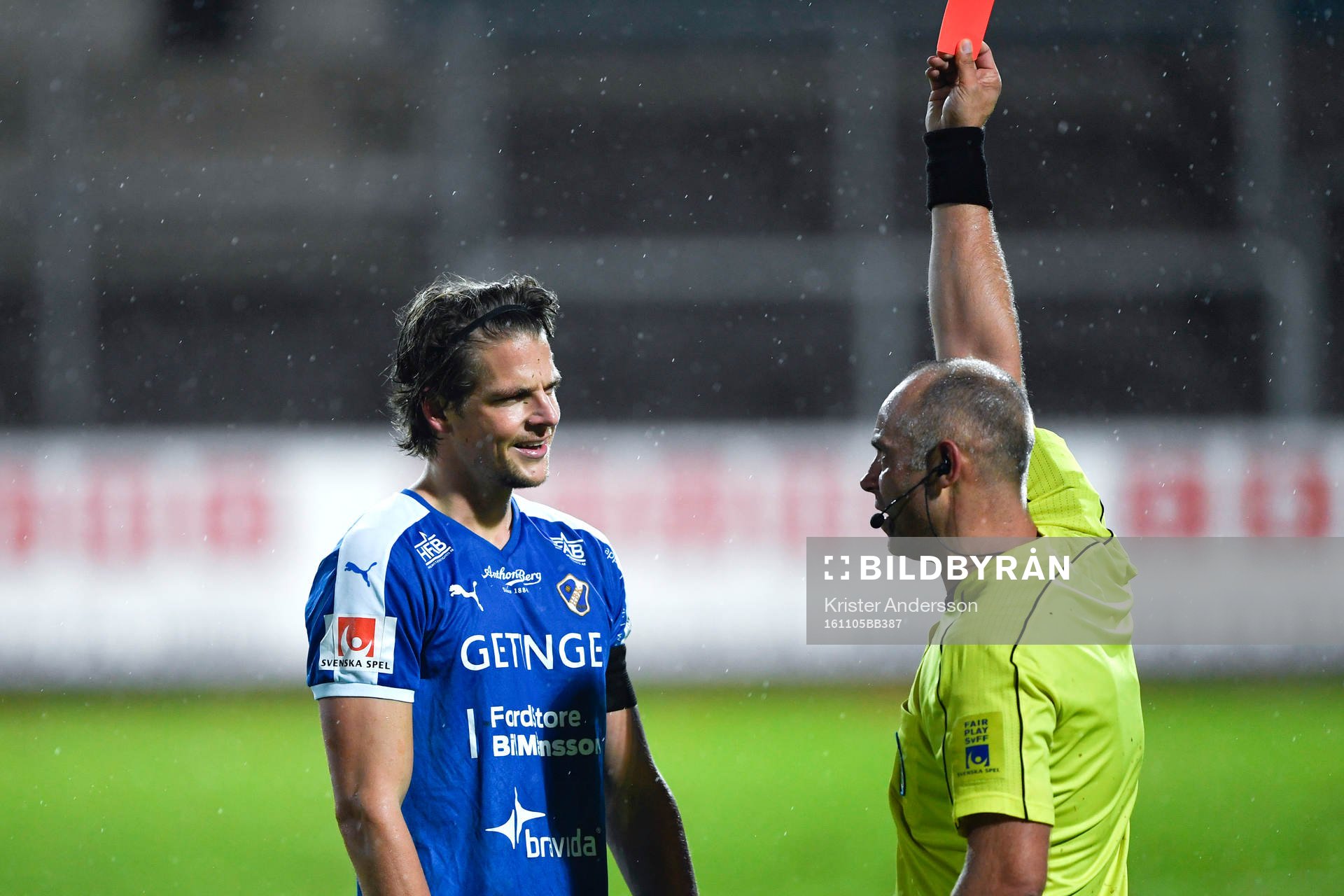 Halmstads Fredrik Liverstam får rött kort