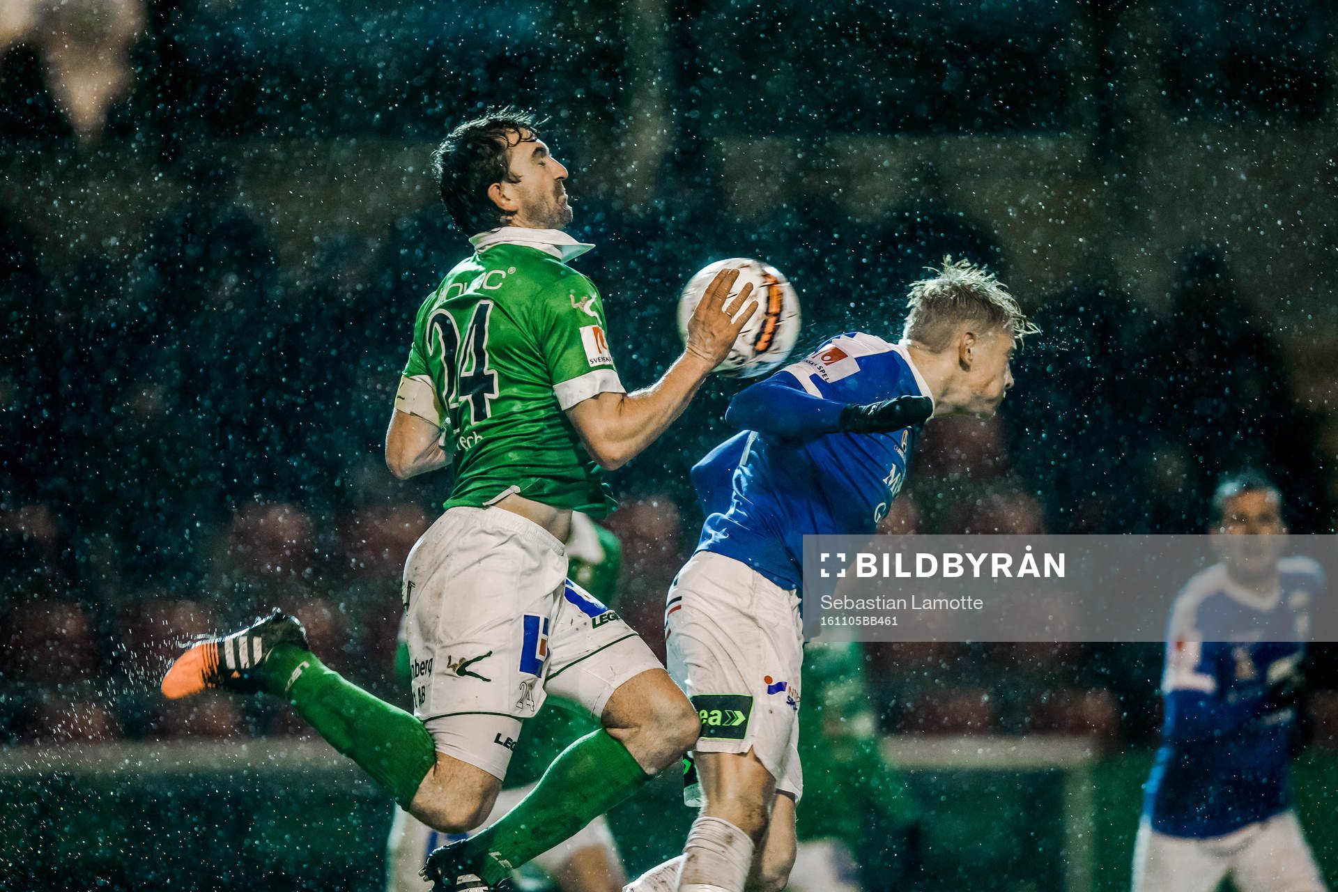 Ljungskiles Aleksandar Kitic i duell med en Trelleborgsspelare under fotbollsmatchen i Superettan mellan Ljungskile och Trelleborg den 5 November 2016 i Ljungskile.