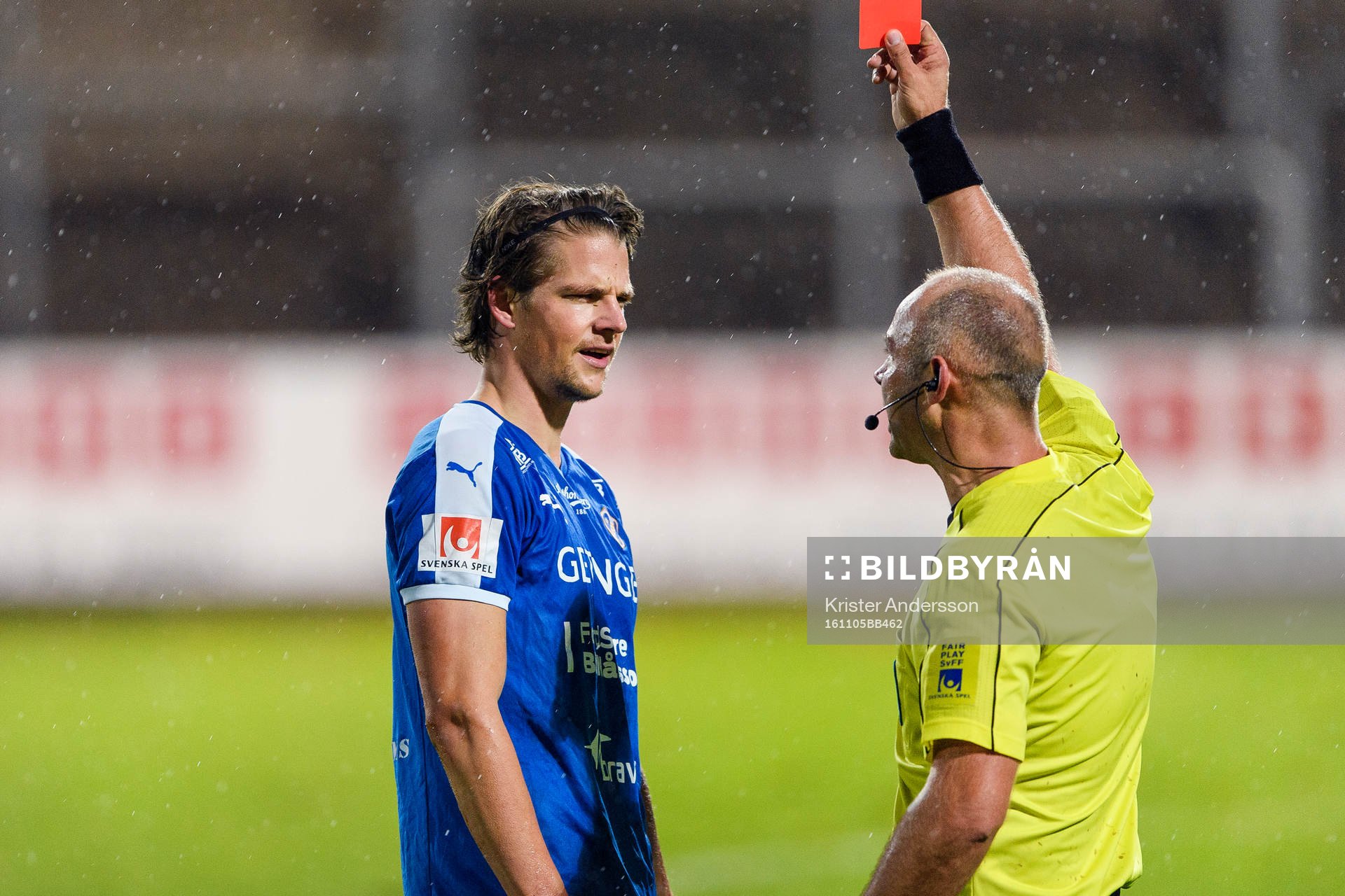 Halmstads Fredrik Liverstam får rött kort av domare