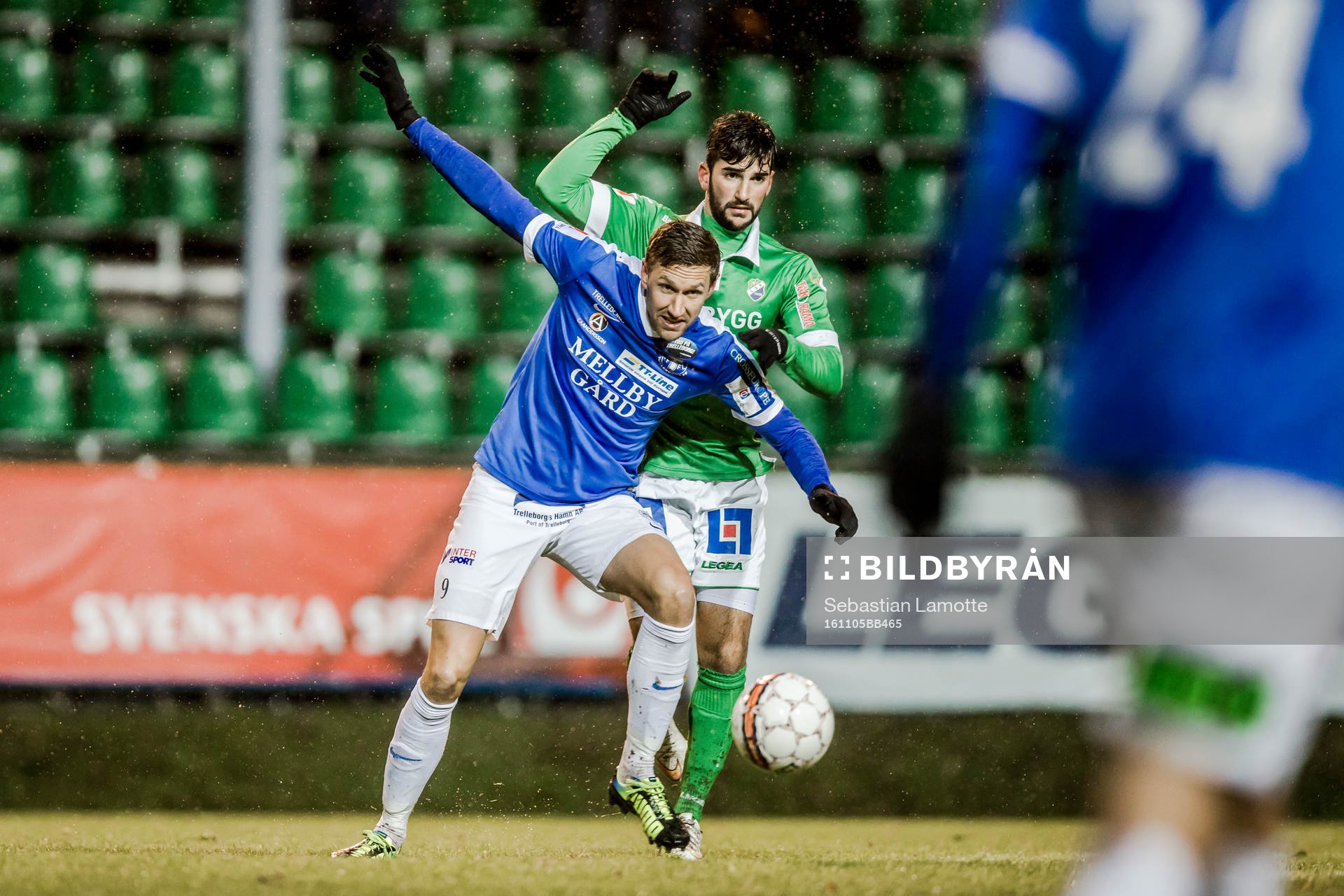 Trelleborgs Marcus Pode före Ljungskiles Allan Mohideen