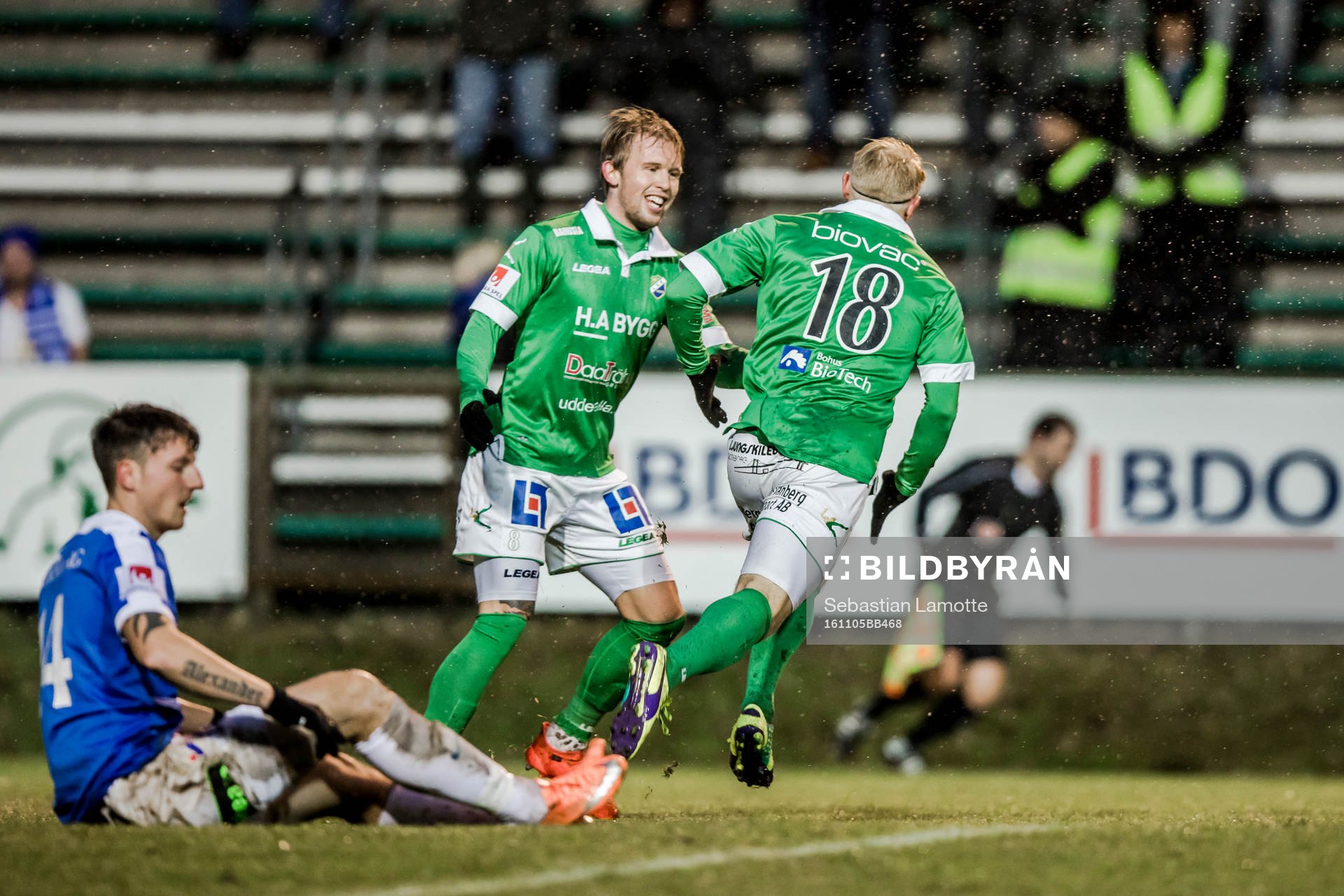 Ljungskiles Linus Tornblad jublar med Tim Nilsen