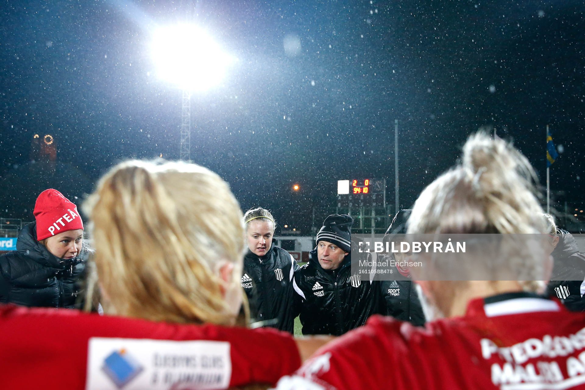 Piteås tränare Stellan Carlsson pratar med spelarna efter fotbollsmatchen i Damallsvenskan mellan Kopparbergs Göteborg och Piteå den 5 november 2016 i Göteborg.