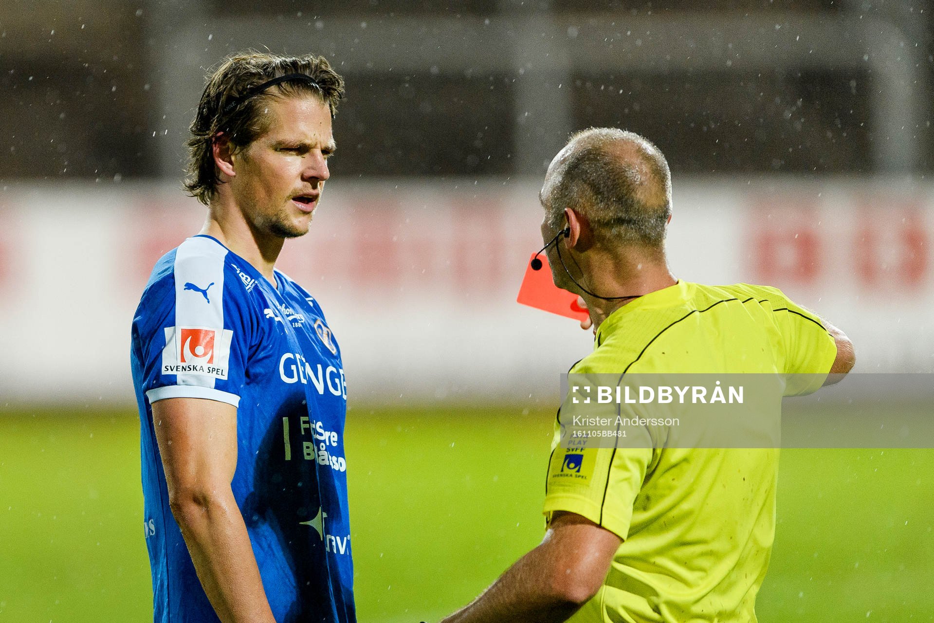 Halmstads Fredrik Liverstam får rött kort av domare