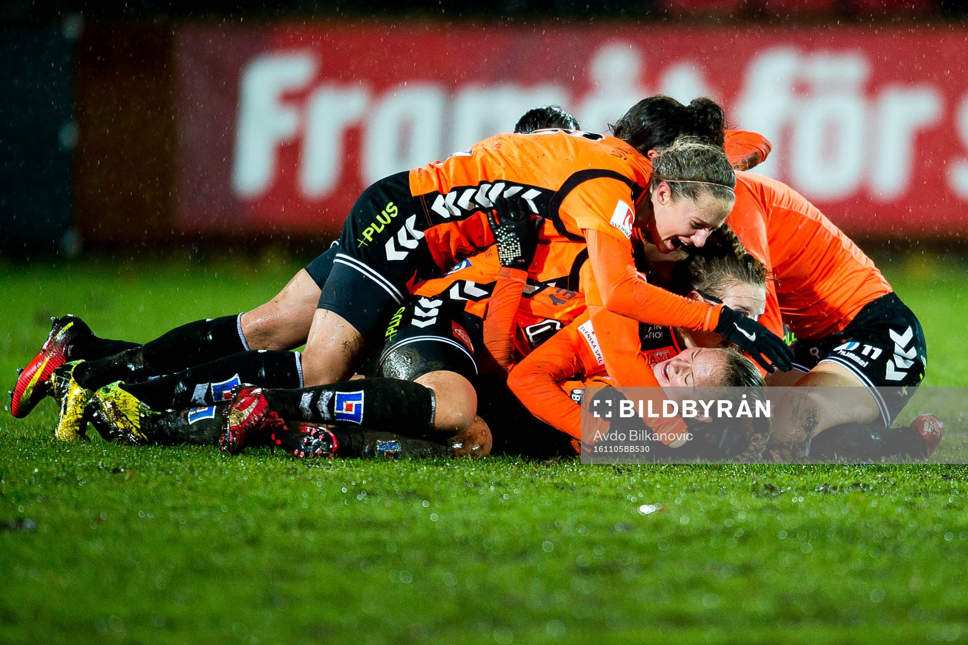 Kristianstads spelare jublar slutsignalen under fotbollsmatchen i Damallsvenskan mellan Kristianstad och Umeå den 5 november 2016 i Kristianstad.
