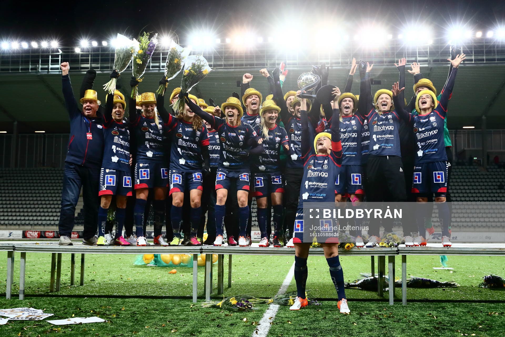Linköping jublar och firar guldet under fotbollsmatchen i Damallsvenskan mellan Linköping och Eskilstuna den 5 november 2016 i Linköping.