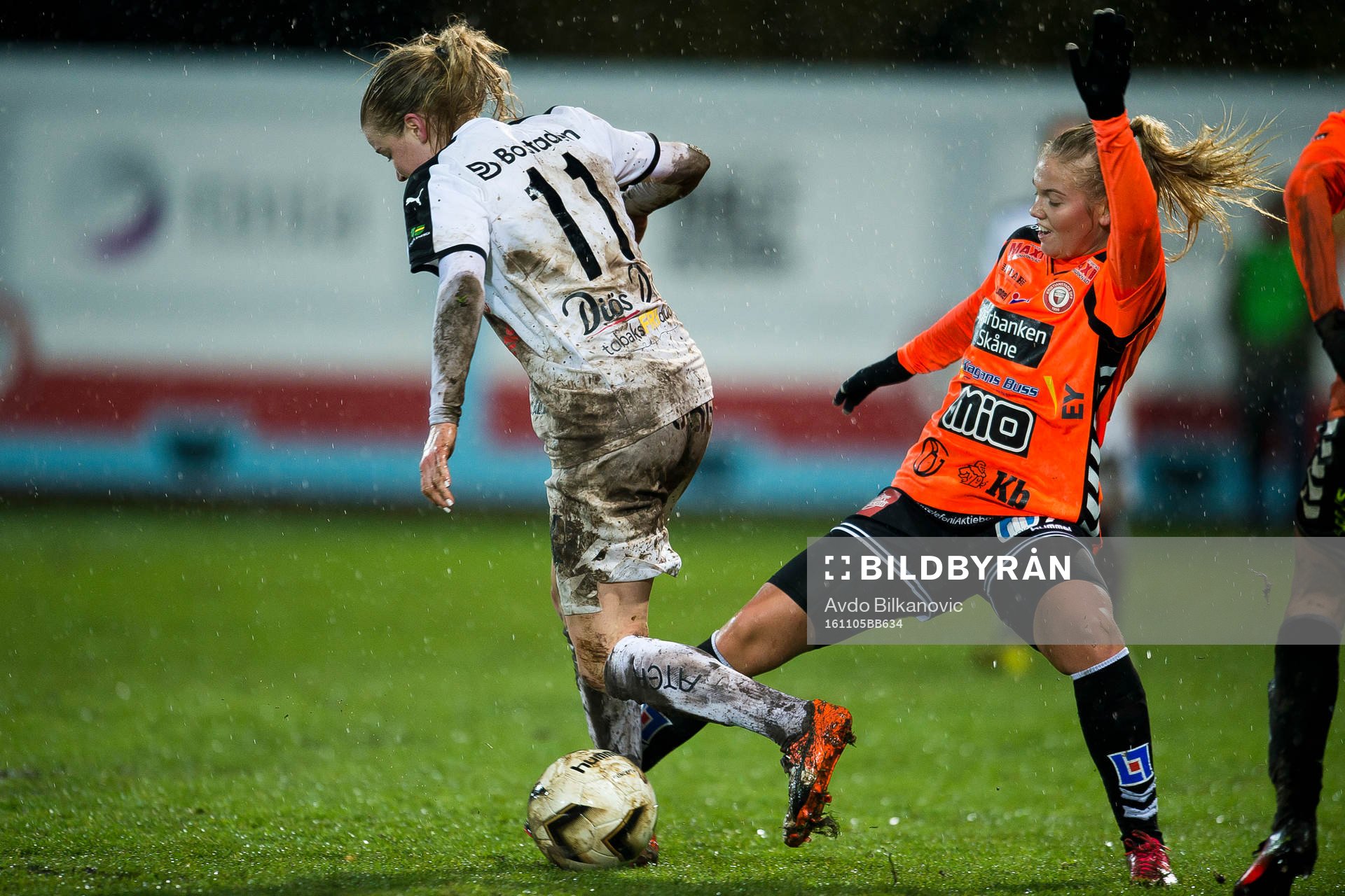 Kristianstads Lisa Karlsson och Umeås Jenny Hjohlman under fotbollsmatchen i Damallsvenskan mellan Kristianstad och Umeå den 5 november 2016 i Kristianstad.