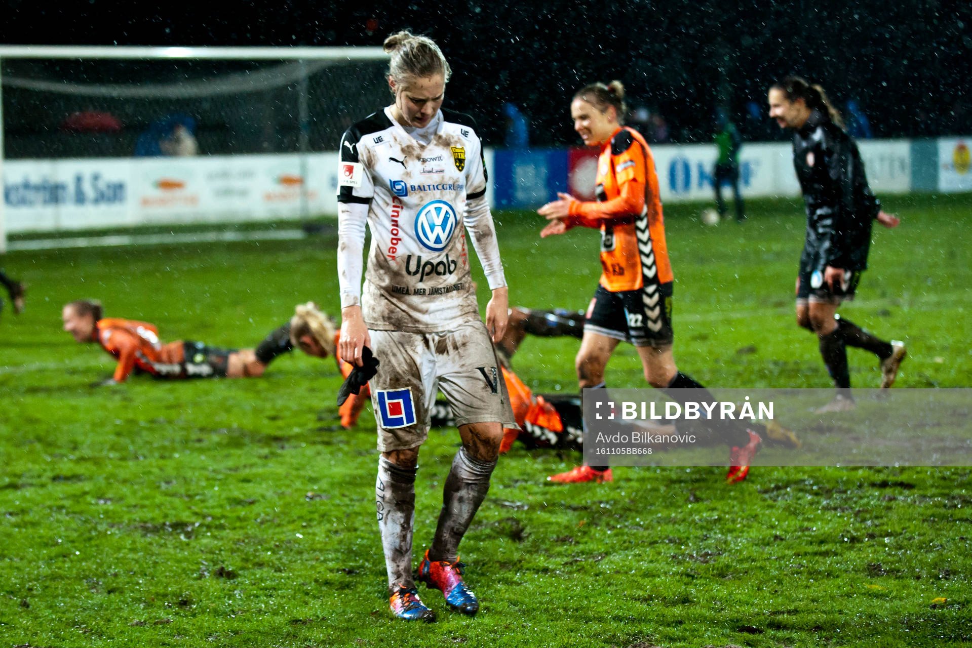 Umeås spelare deppar och Kristianstads jublar i bakgrunden