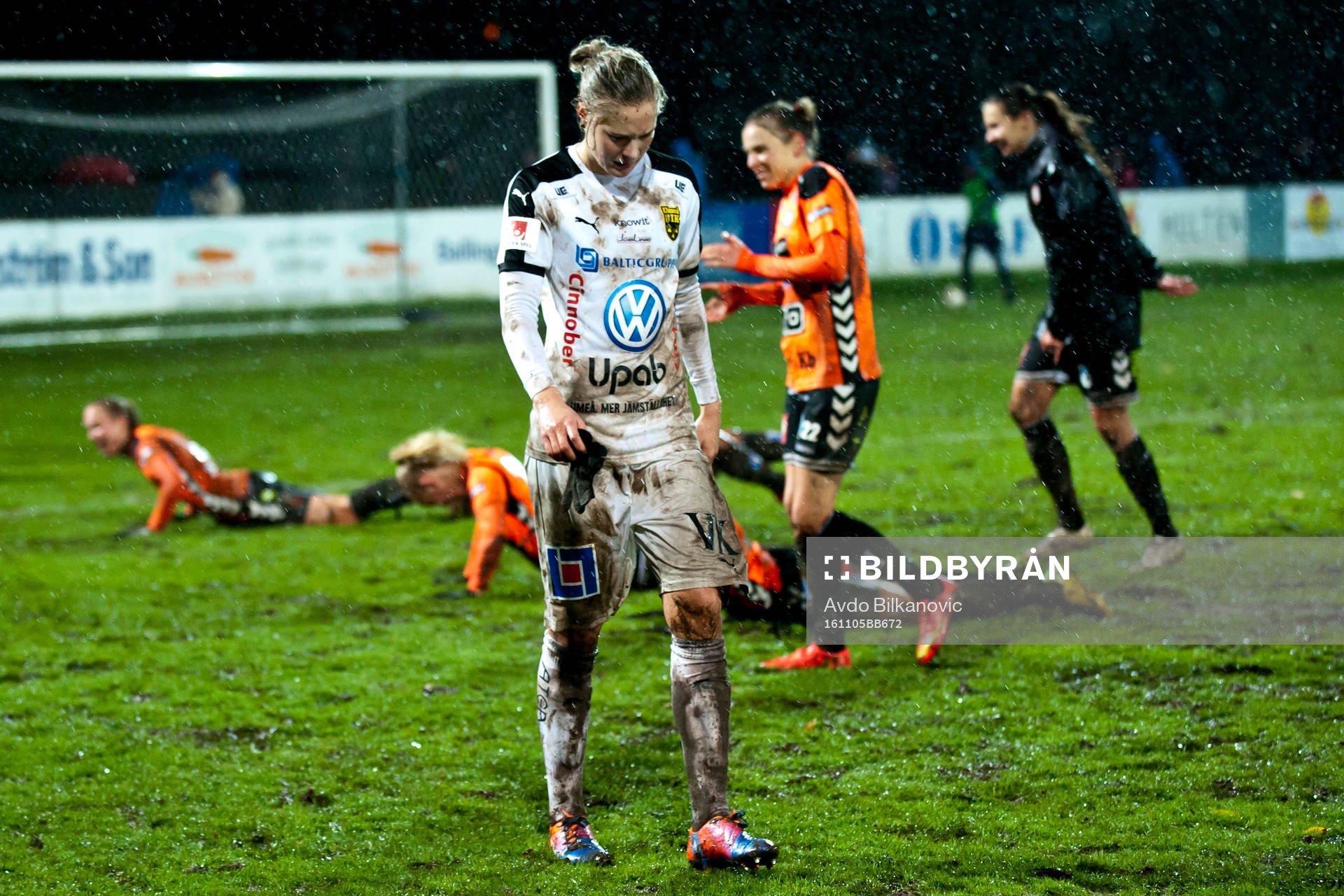 Umeås spelare deppar och Kristianstads jubel i bakgrunden