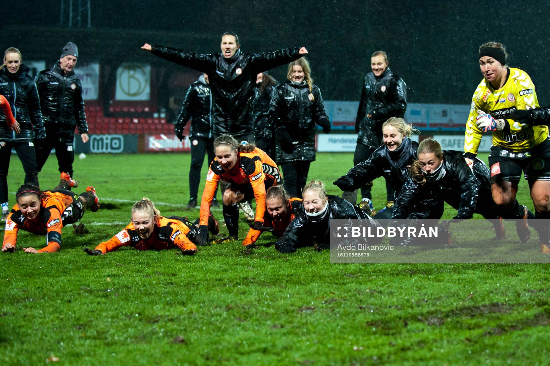 Kristianstads spelare jublar under fotbollsmatchen i Damallsvenskan mellan Kristianstad och Umeå den 5 november 2016 i Kristianstad.