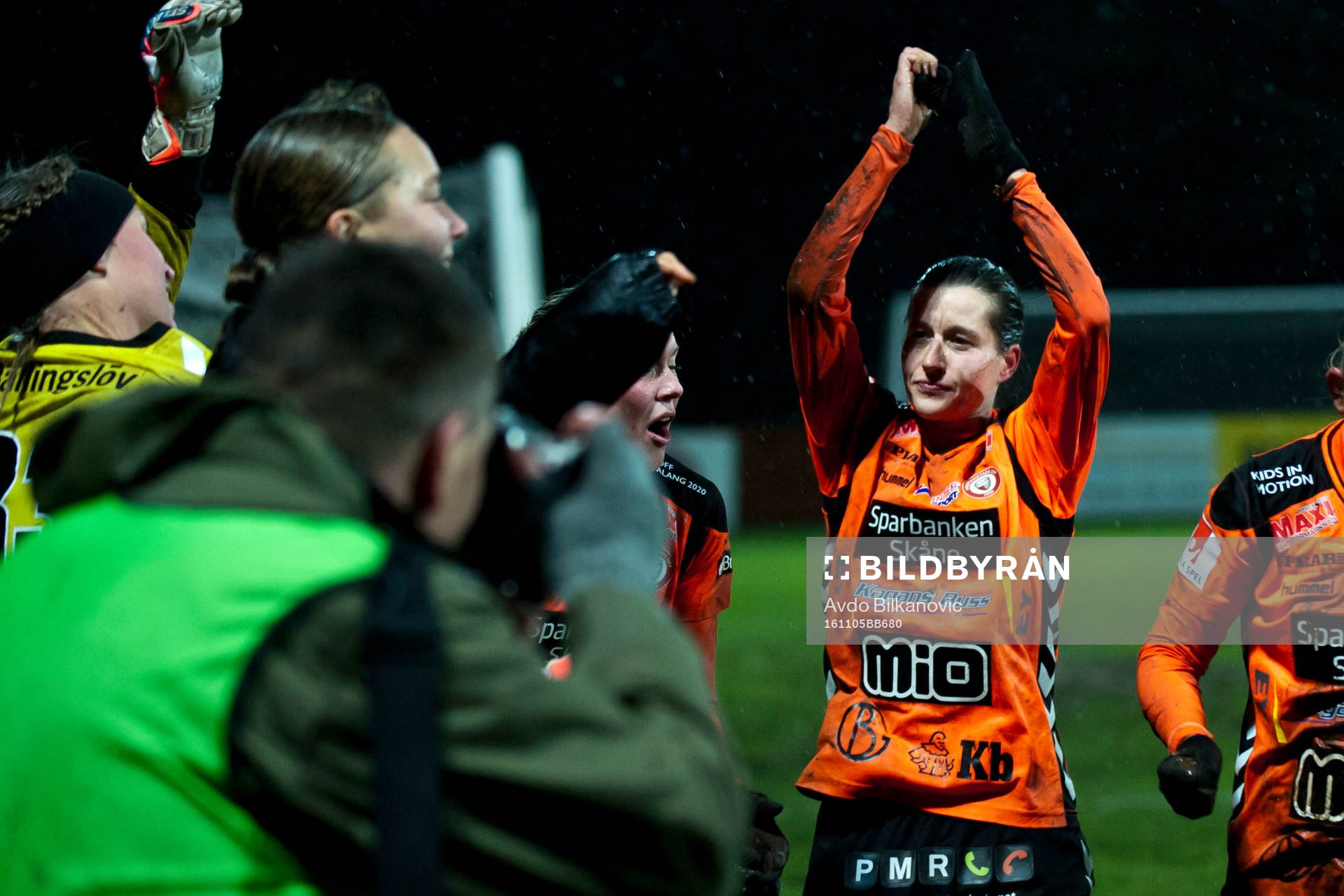 Kristianstads Johanna Rasmussen jublar efter slutsignalen under fotbollsmatchen i Damallsvenskan mellan Kristianstad och Umeå den 5 november 2016 i Kristianstad.