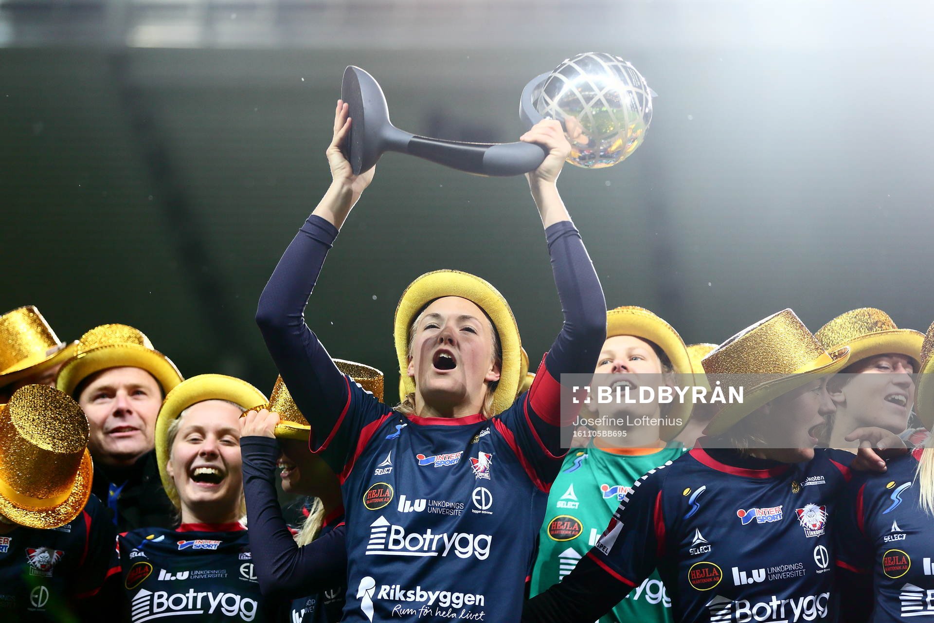 Linköpings Magdalena Ericsson med pokalen