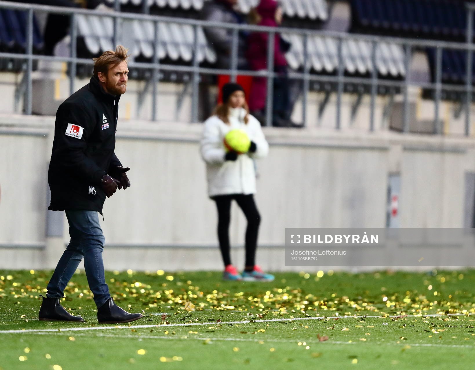 Linköpings tränare Martin Sjögren bland guldkonfetti som kastats ut på planen under fotbollsmatchen i Damallsvenskan mellan Linköping och Eskilstuna den 5 november 2016 i Linköping.