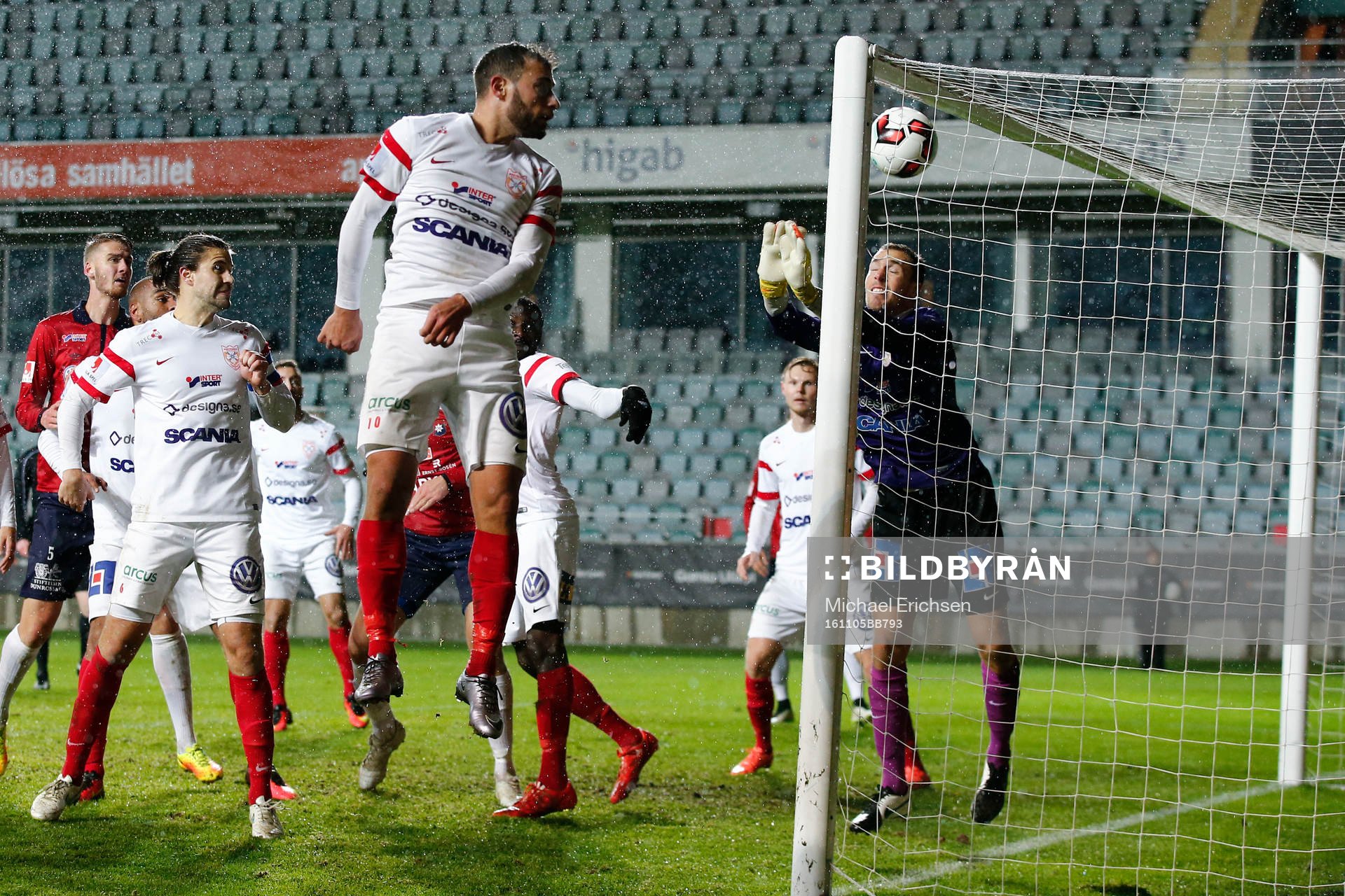Assyriskas Mattias Genc styr bollen till 3-2 för Örgryte under fotbollsmatchen i Superettan mellan Örgryte och Assyriska den 5 november 2016 i Göteborg.
