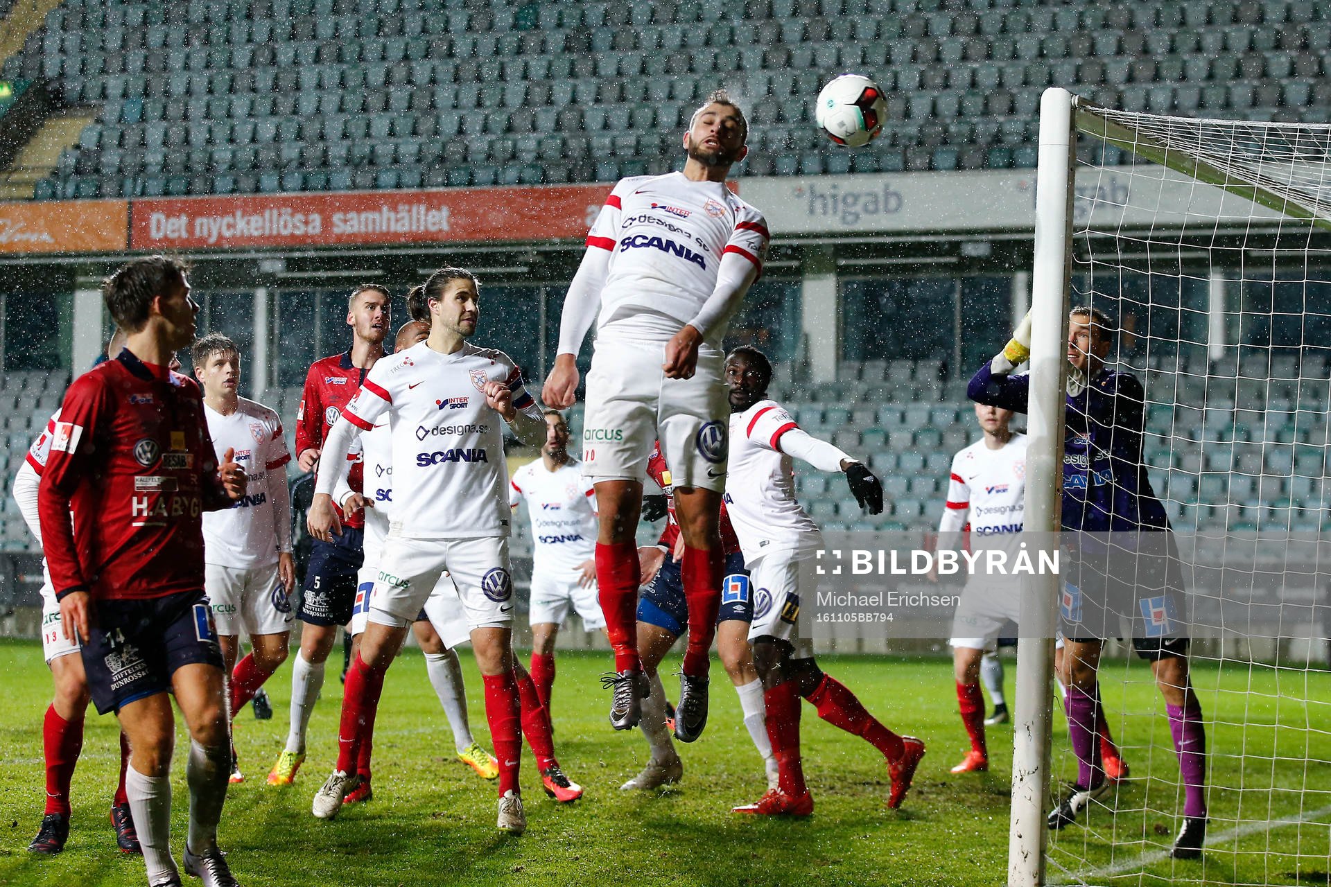 Assyriskas Mattias Genc styr bollen till 3-2 för Örgryte