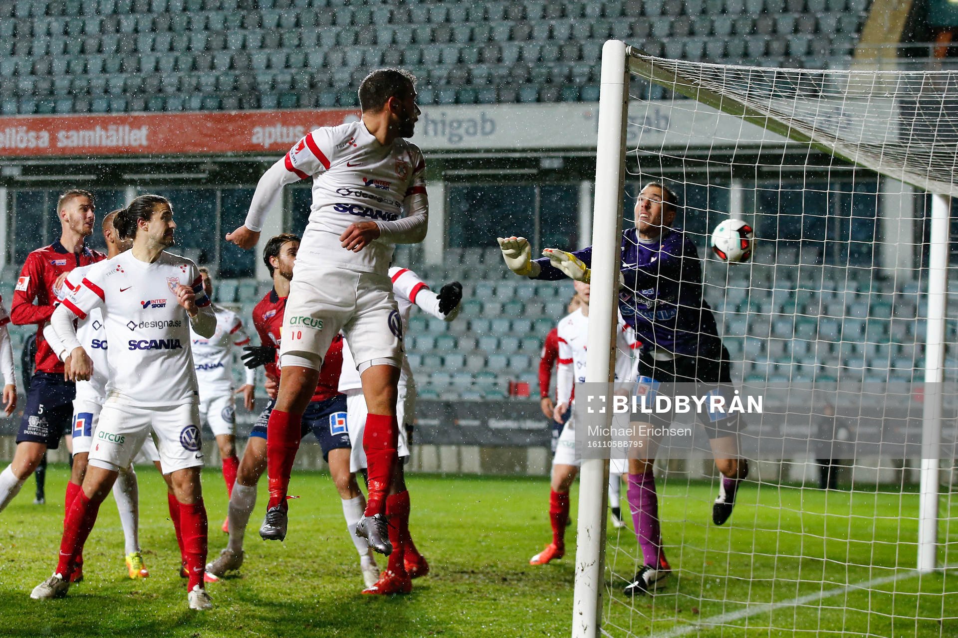 Assyriskas Mattias Genc styr bollen till 3-2 för Örgryte under fotbollsmatchen i Superettan mellan Örgryte och Assyriska den 5 november 2016 i Göteborg.
