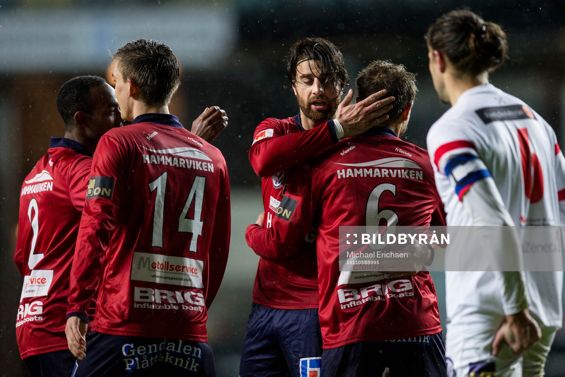 Örgrytes George Mourad jublar och omfamnas av Hannes Sahlin
