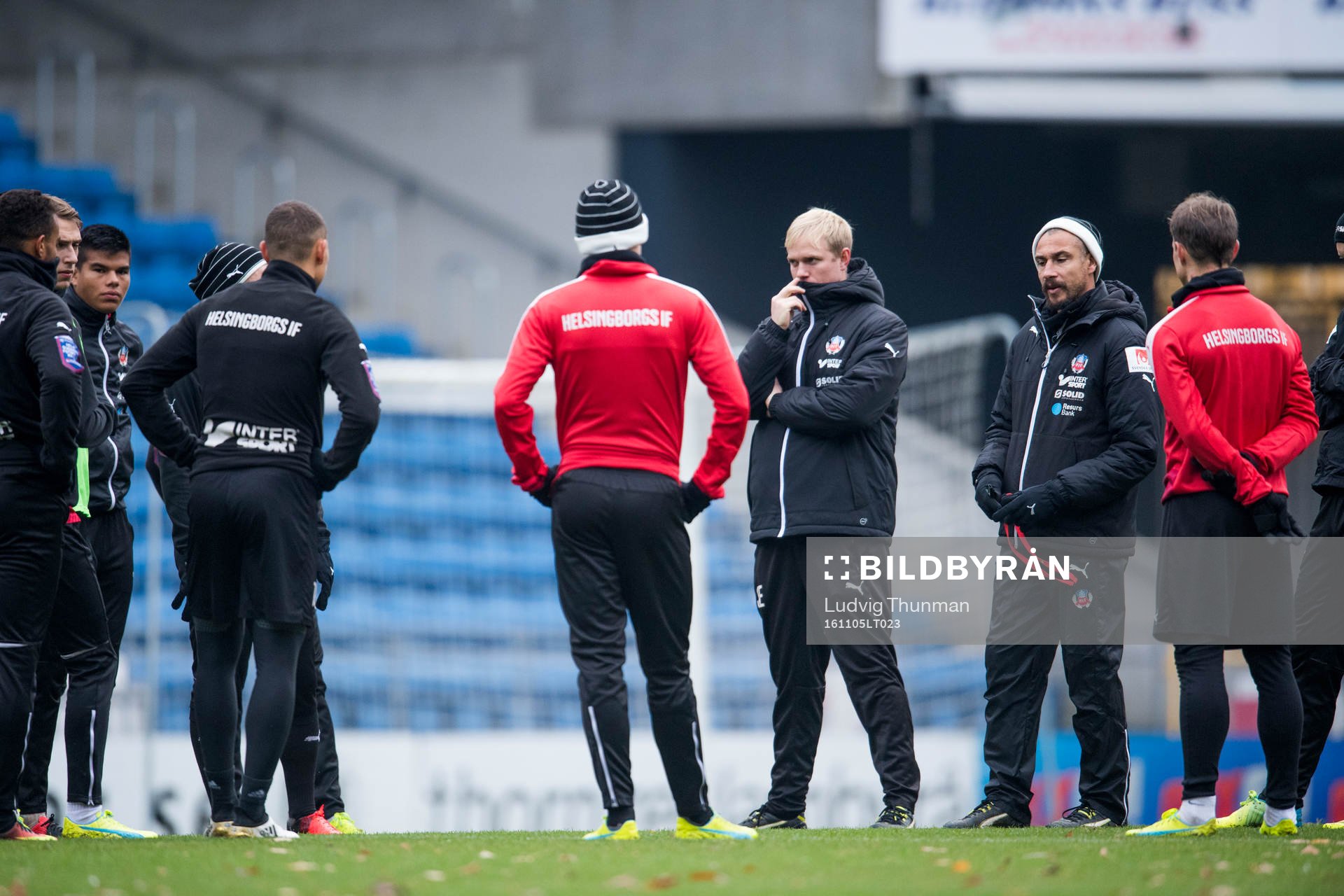 Helsingborgs manager Henrik Larsson håller i en samling