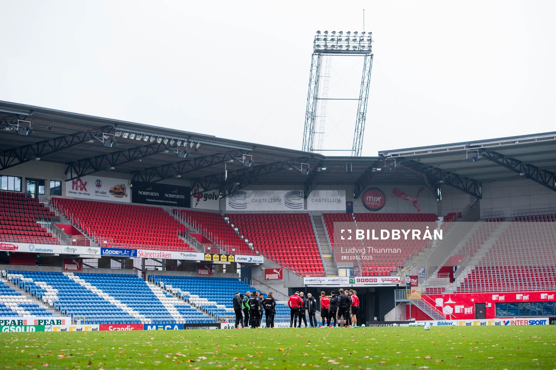 Helsingborgs manager Henrik Larsson håller i en samling