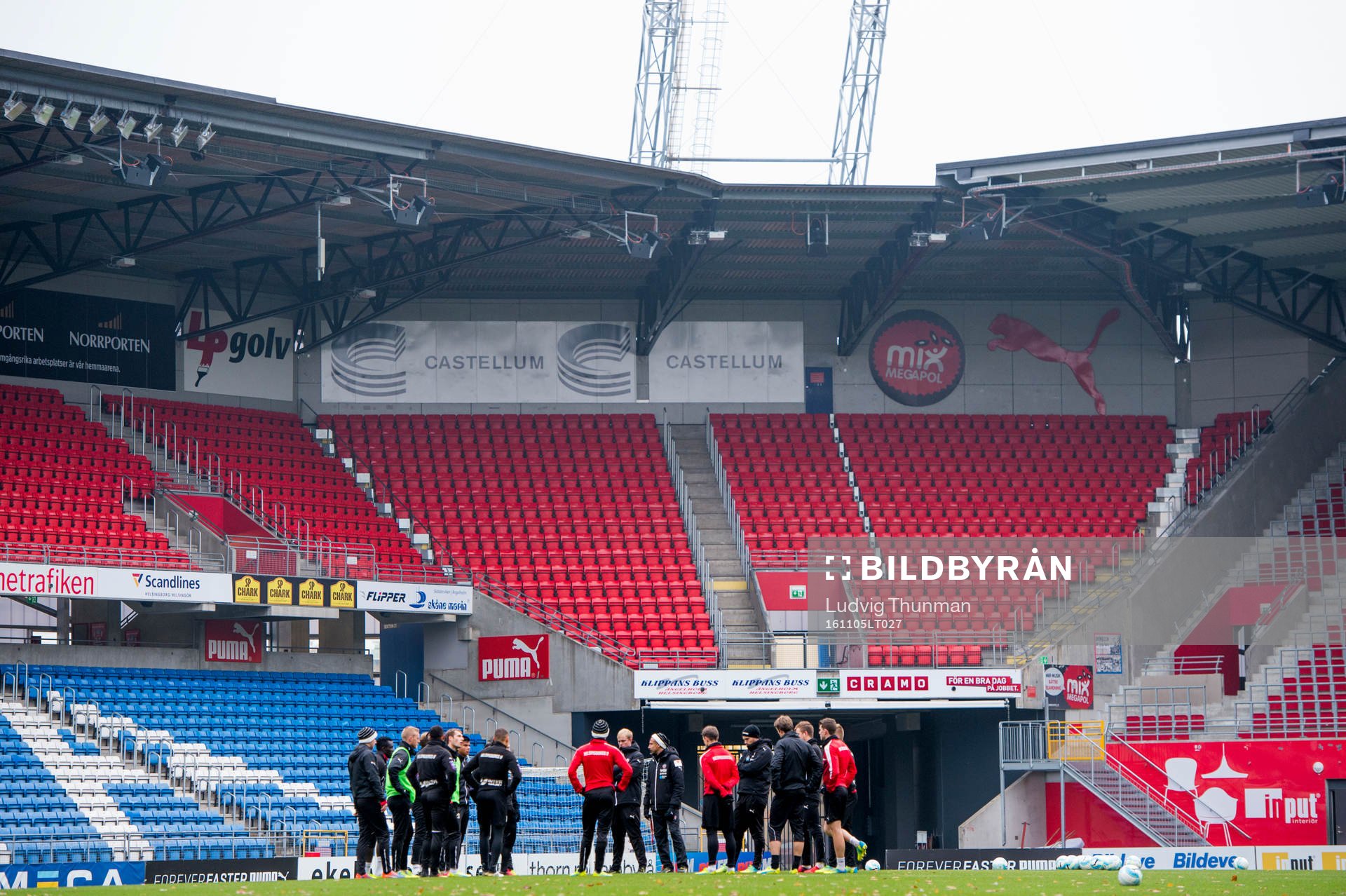 Helsingborgs manager Henrik Larsson håller i en samling