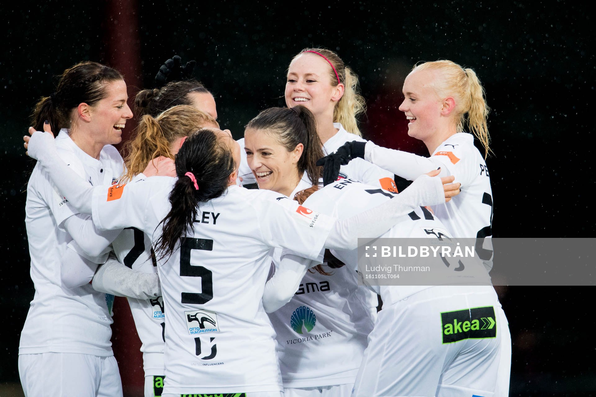 Rosengårds spelare firar Ebba Wieder gjort 3-0