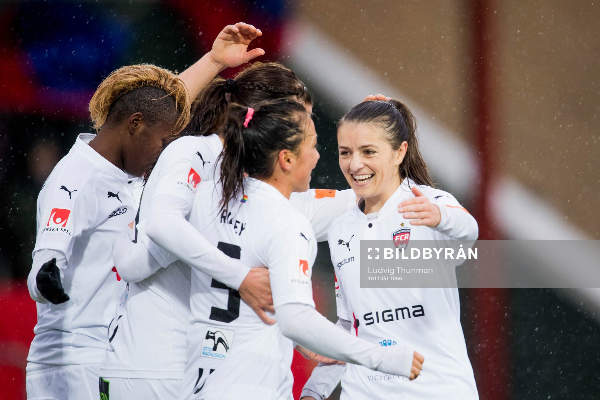 Rosengårds spelare jublar efter Lotta Schelin gjort 2-0 under fotbollsmatchen i Damallsvenskan mellan FC Rosengård och Mallbacken Sunne den 5 november 2016 i Malmö.