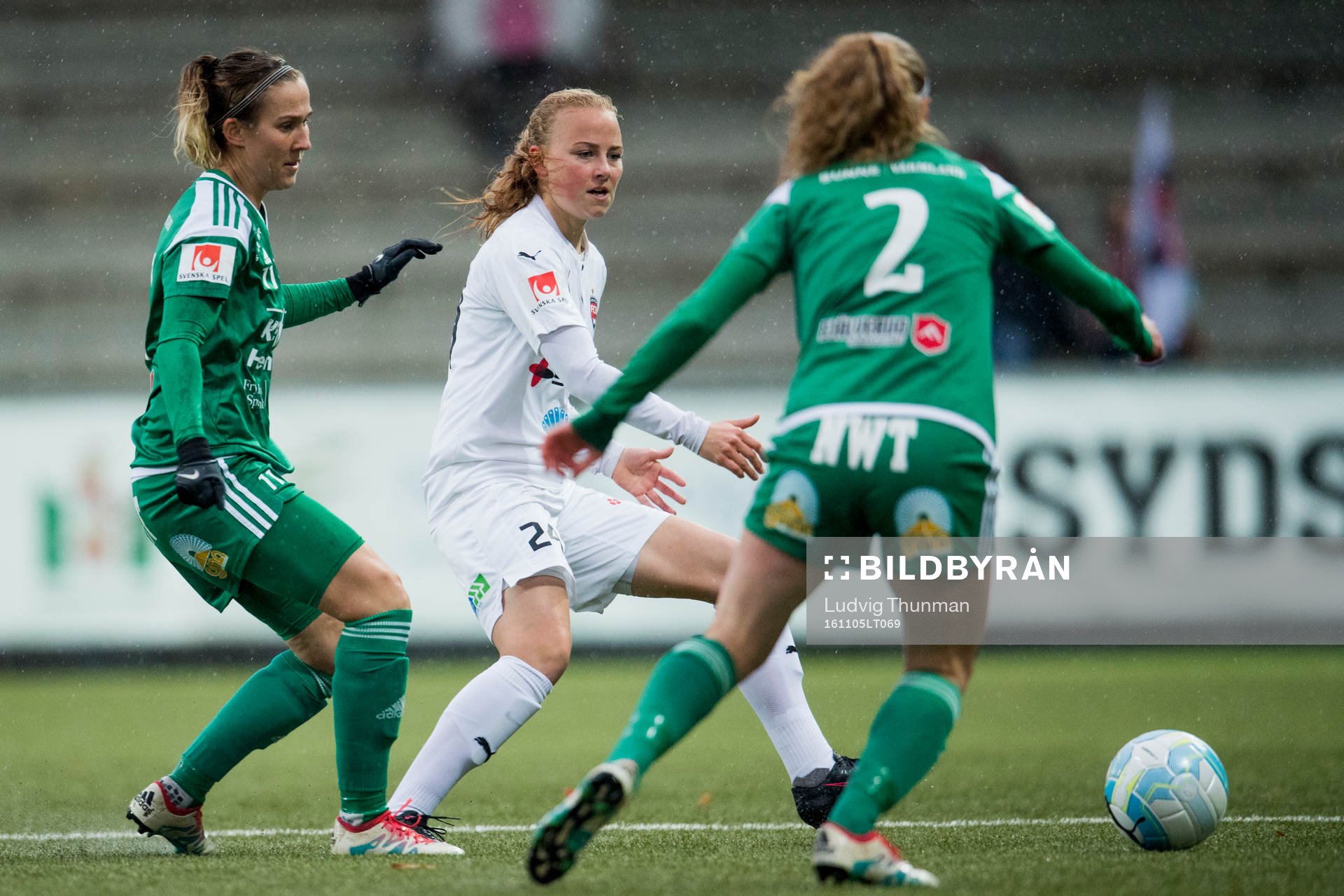 Rosengårds Ebba Wieder bevakas av Mallbackens Kirsty Yallop och Theresé Stolpe under fotbollsmatchen i Damallsvenskan mellan FC Rosengård och Mallbacken Sunne den 5 november 2016 i Malmö.
