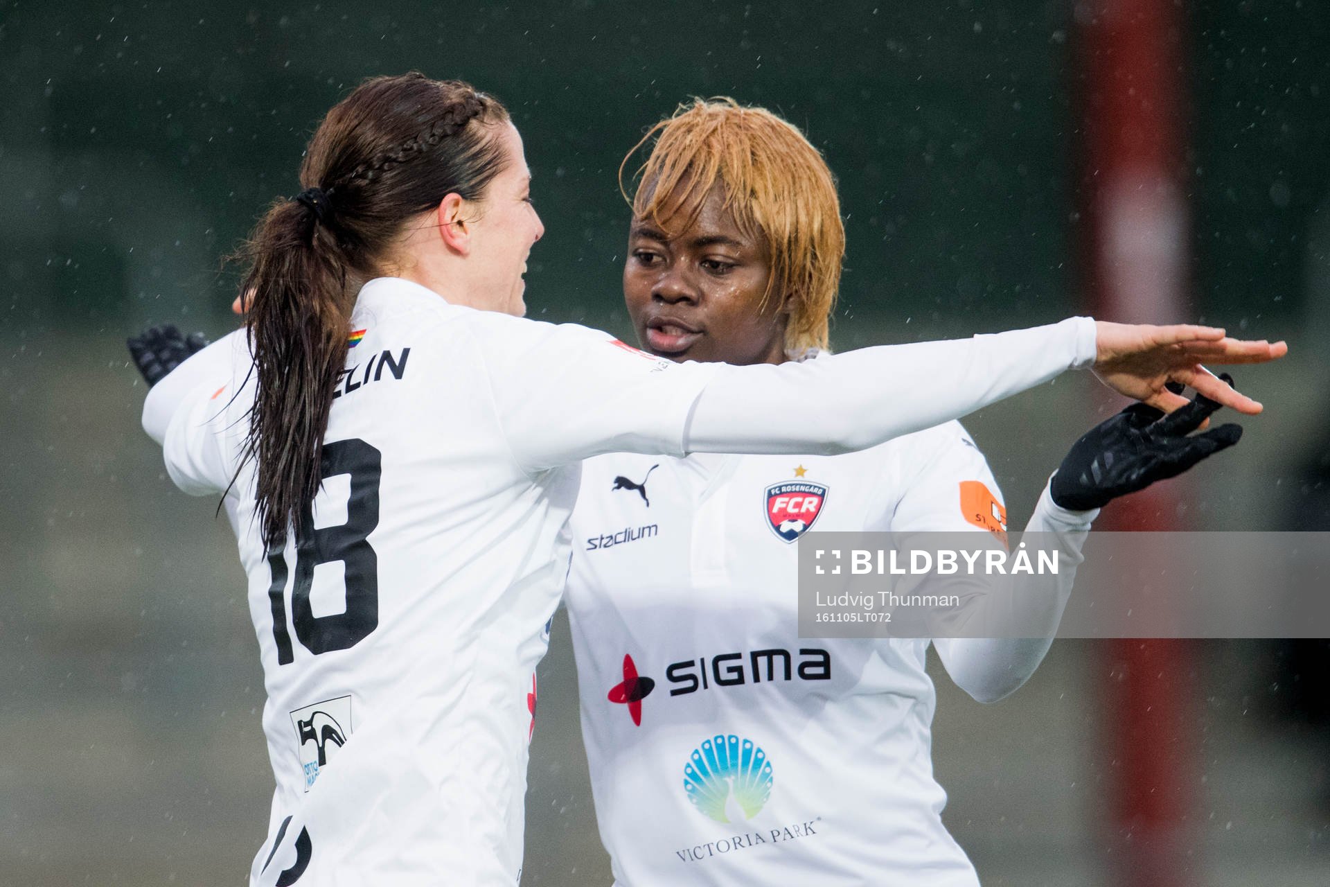 Rosengårds Lotta Schelin kramas om av Gaëlle Enganamouit