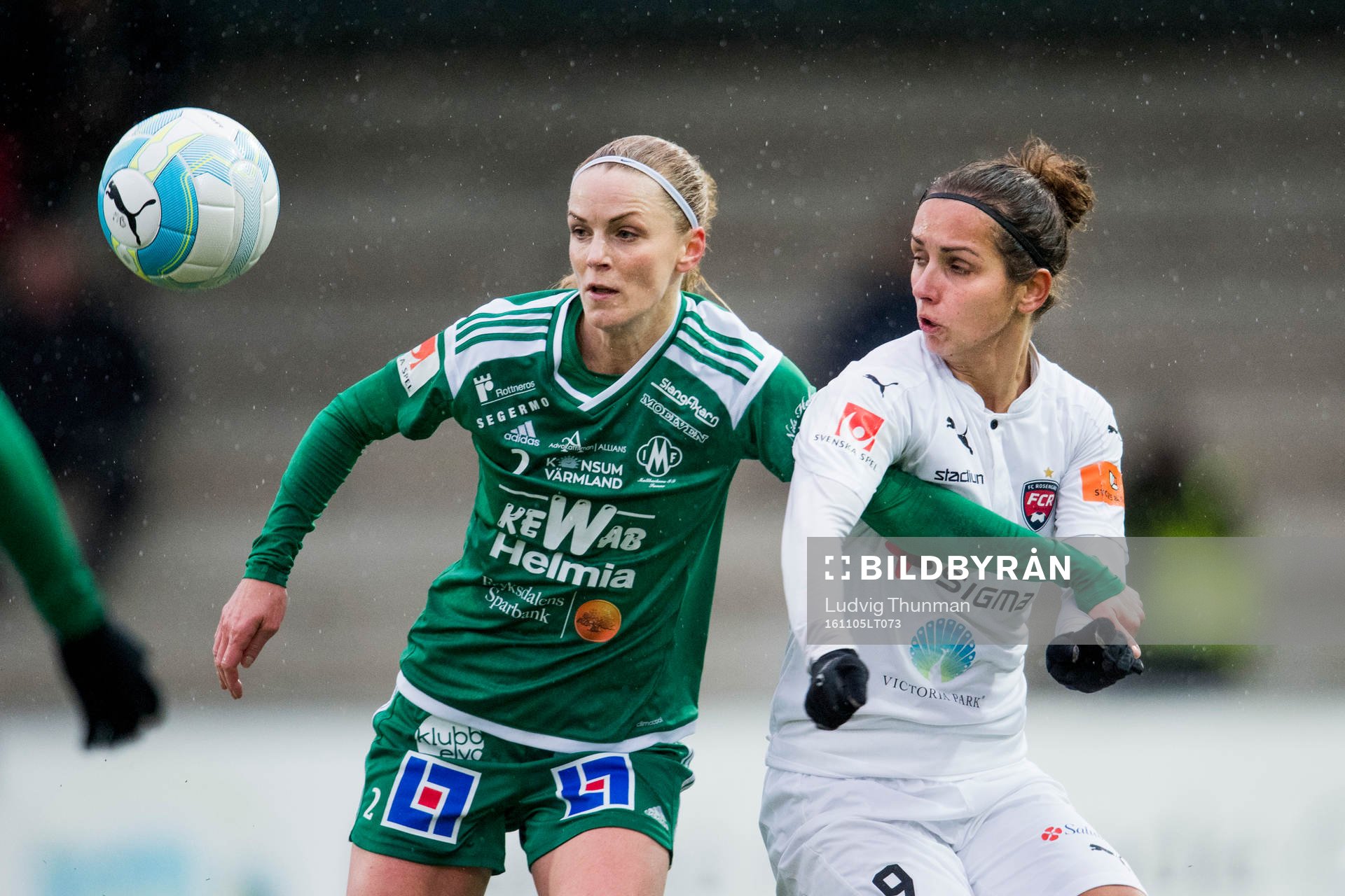 Mallbackens Theresé Stolpe och Rosengårds Natasa Andonova under fotbollsmatchen i Damallsvenskan mellan FC Rosengård och Mallbacken Sunne den 5 november 2016 i Malmö.