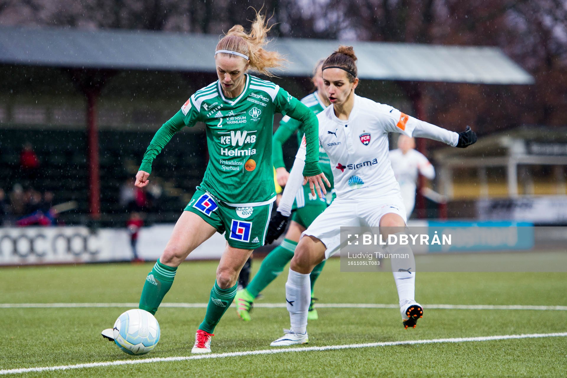Mallbackens Theresé Stolpe bevakas av Rosengårds Natasa Andonova under fotbollsmatchen i Damallsvenskan mellan FC Rosengård och Mallbacken Sunne den 5 november 2016 i Malmö.