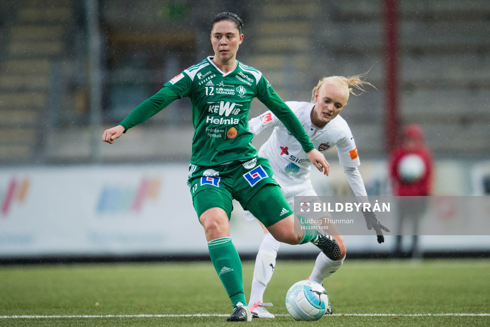 Mallbackens Zoe Nessoch bevakas av Rosengårds Emma