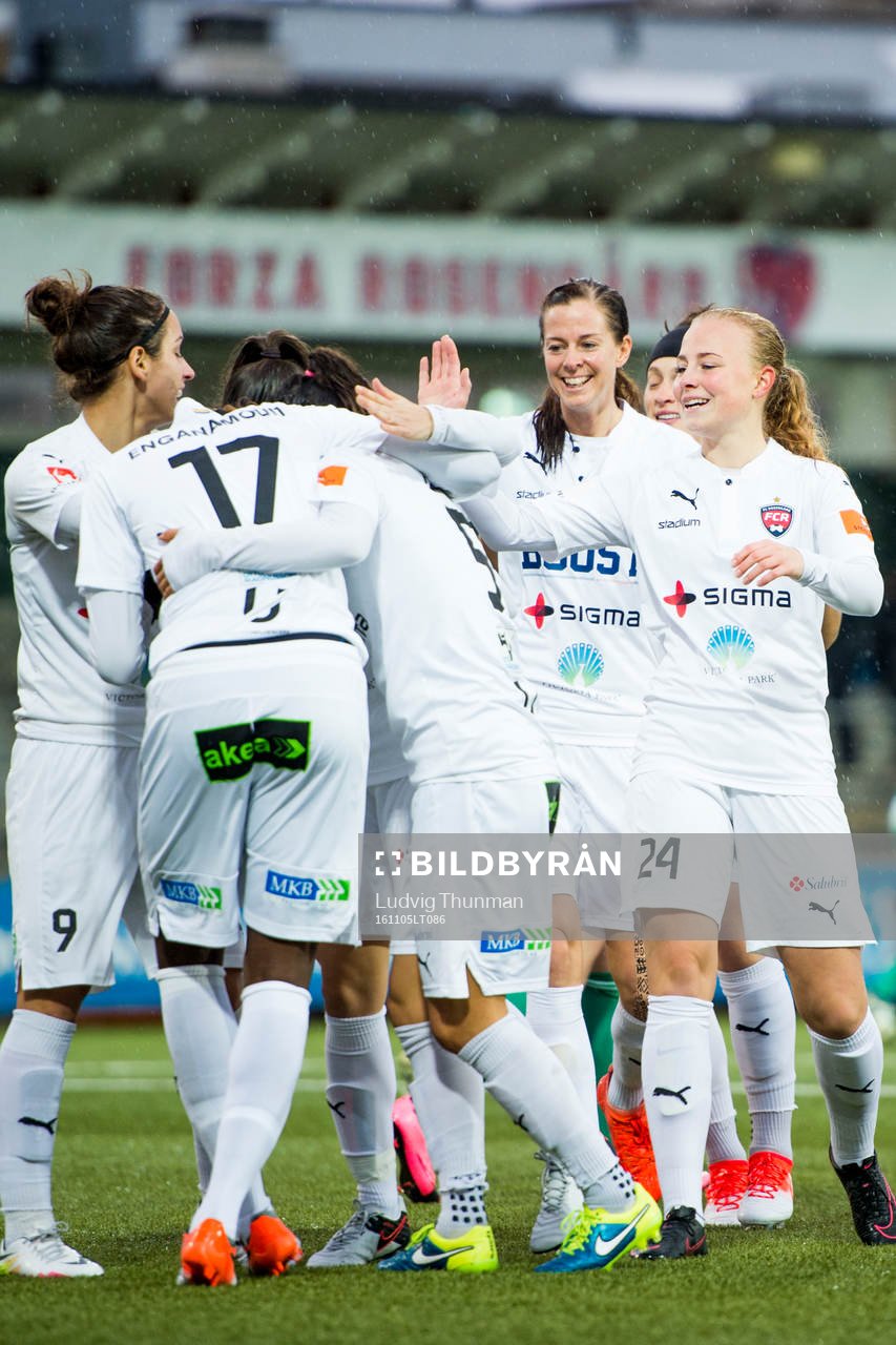 Rosengårds Gaëlle Enganamouit krams om av lagkamraterna