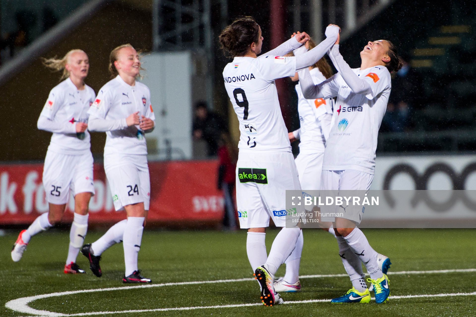 Rosengårds Natasa Andonova och Alexandra Lowe Riley jublar
