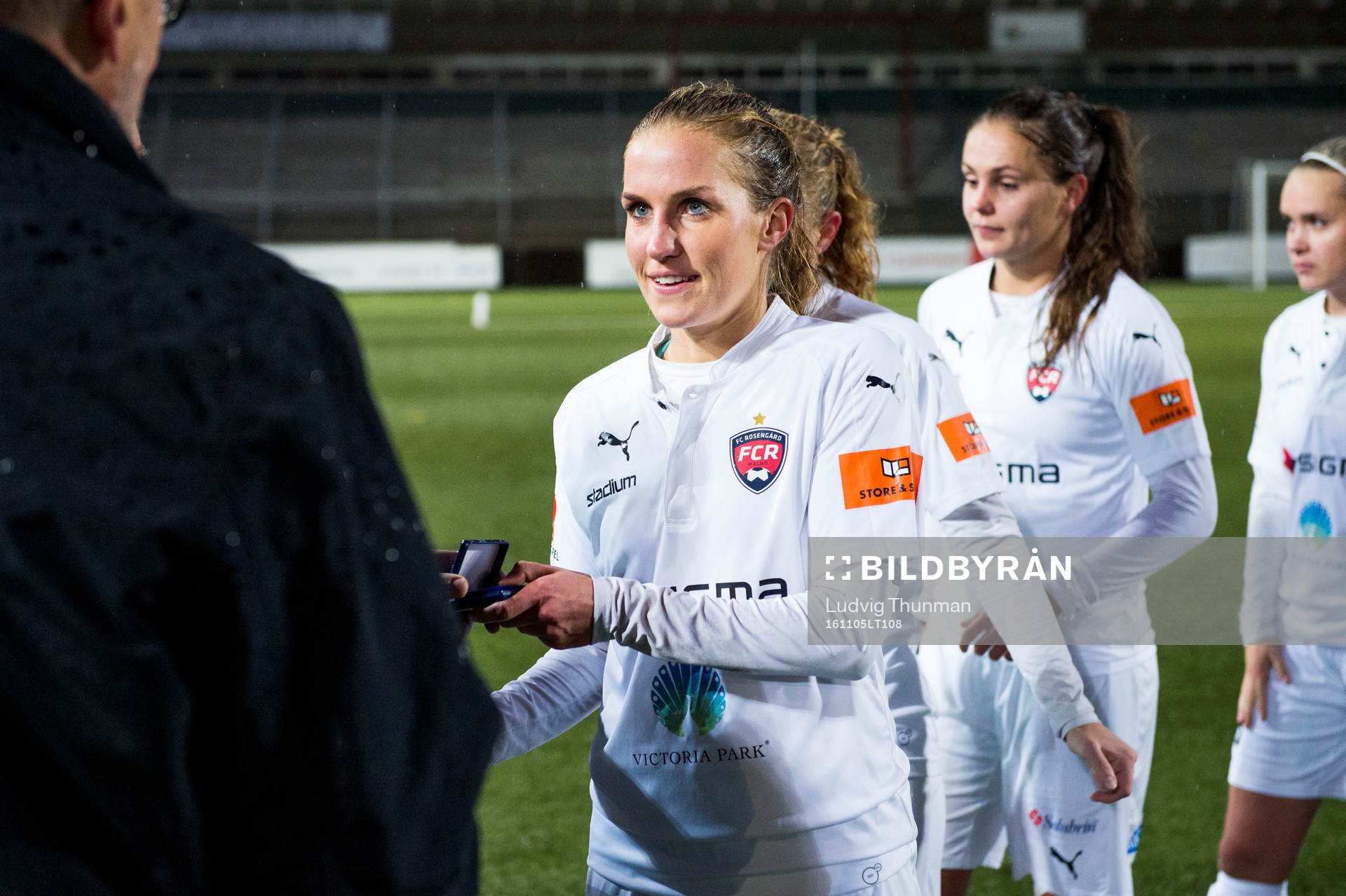 Rosengårds Hanna Persson får sin medalj för andrapriset